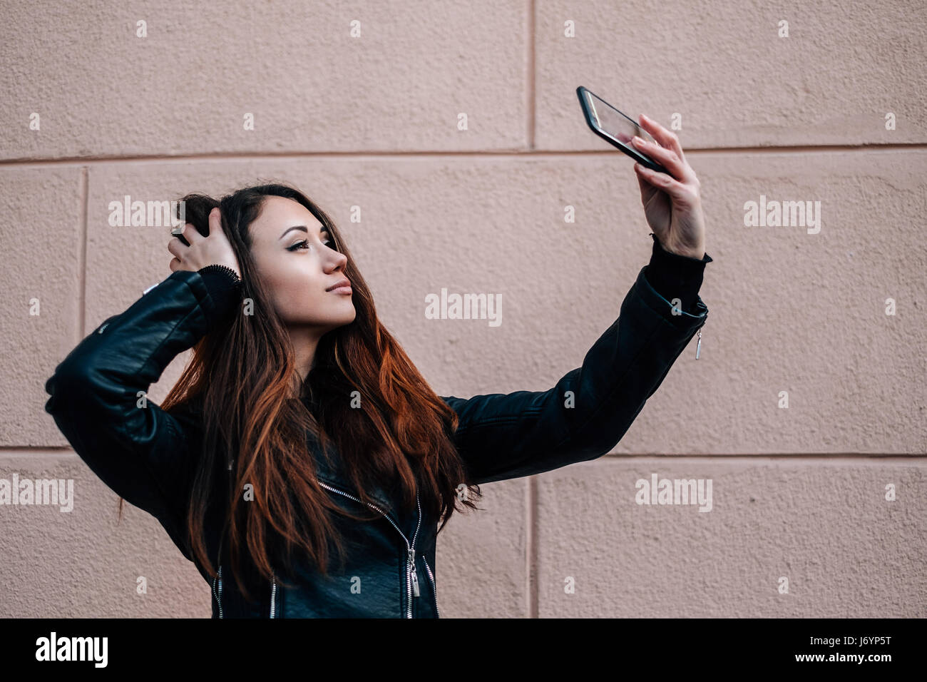 Frau, die ein Mobiltelefon dabei eine selfie Stockfoto