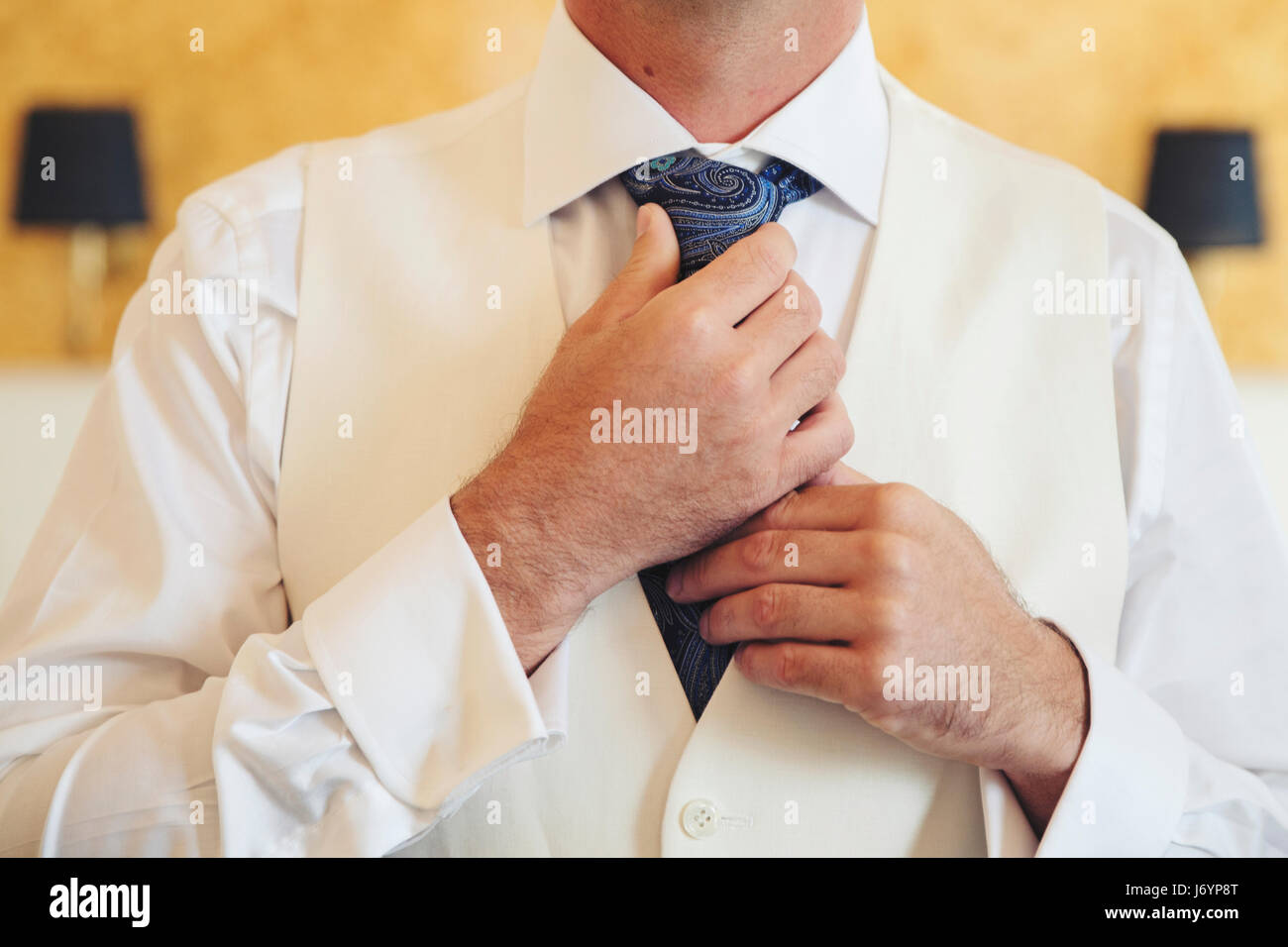 Mann für seine Hochzeit anziehen Stockfoto