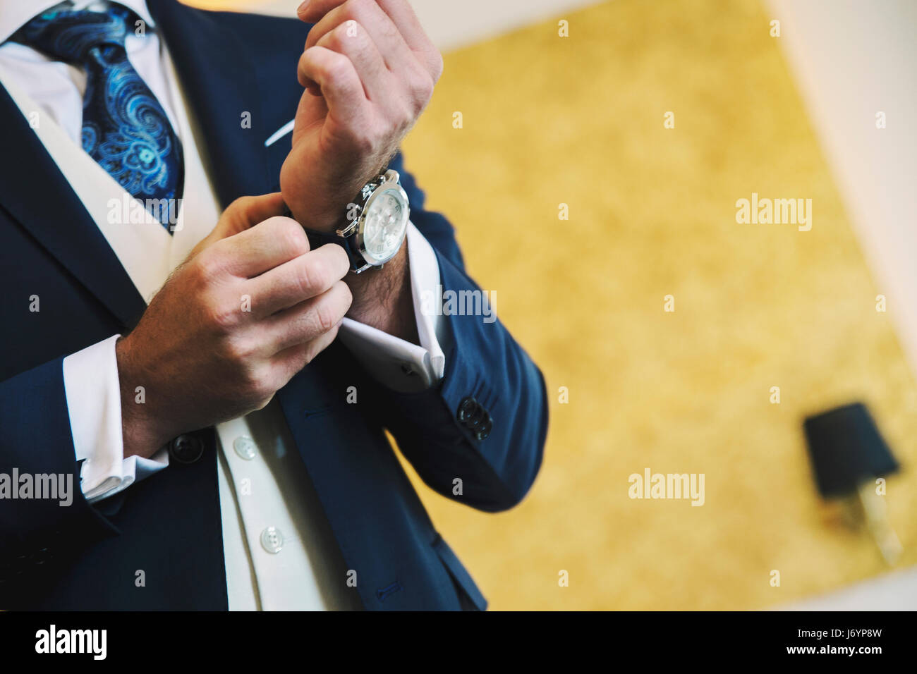 Mann für seine Hochzeit anziehen Stockfoto