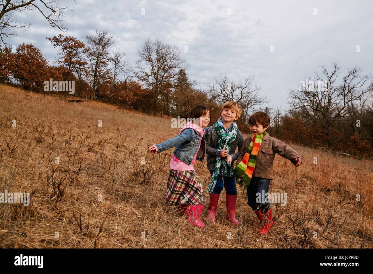 Porträt von drei Kindern in ländlichen Landschaft stehend Stockfoto