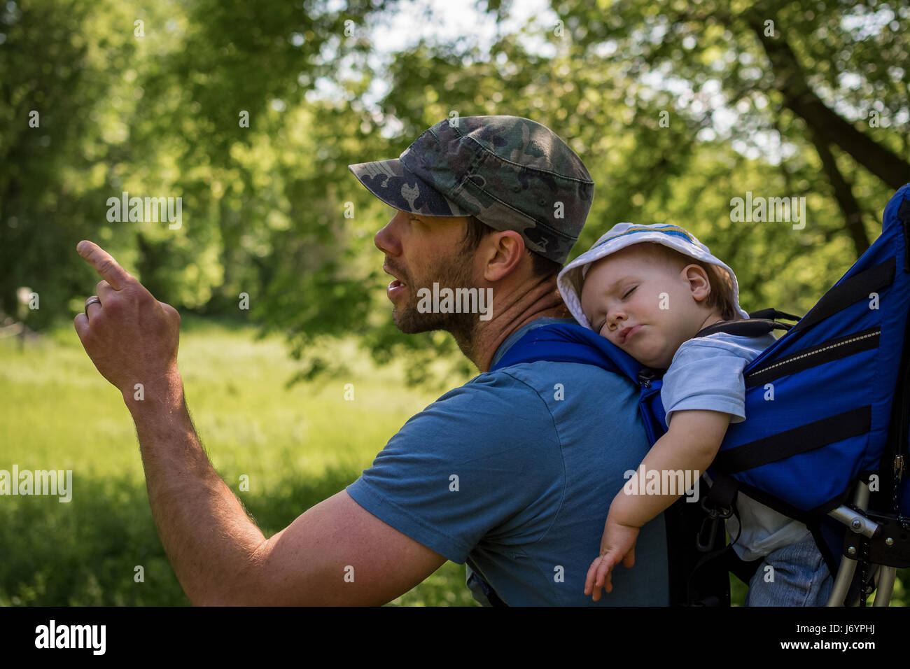 Vater mit schlafenden Baby im Rucksack wandern Stockfoto