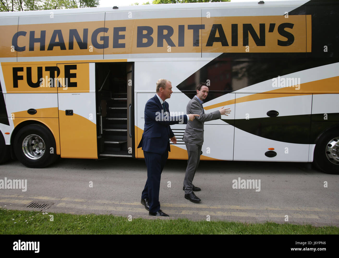 Liberal Democrats Tim Farron (links) wird von den lokalen Parteianwärter John Leech begrüßt, als er aus seinem Kampf-Bus bei einem allgemeinen Wahlen Kampagne Besuch Didsbury, Manchester die Schritte. Stockfoto