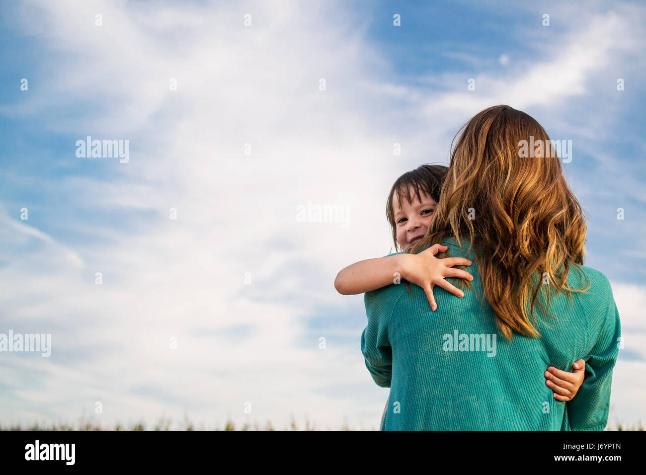 Mutter mit ihrer Tochter auf die Schulter Stockfoto