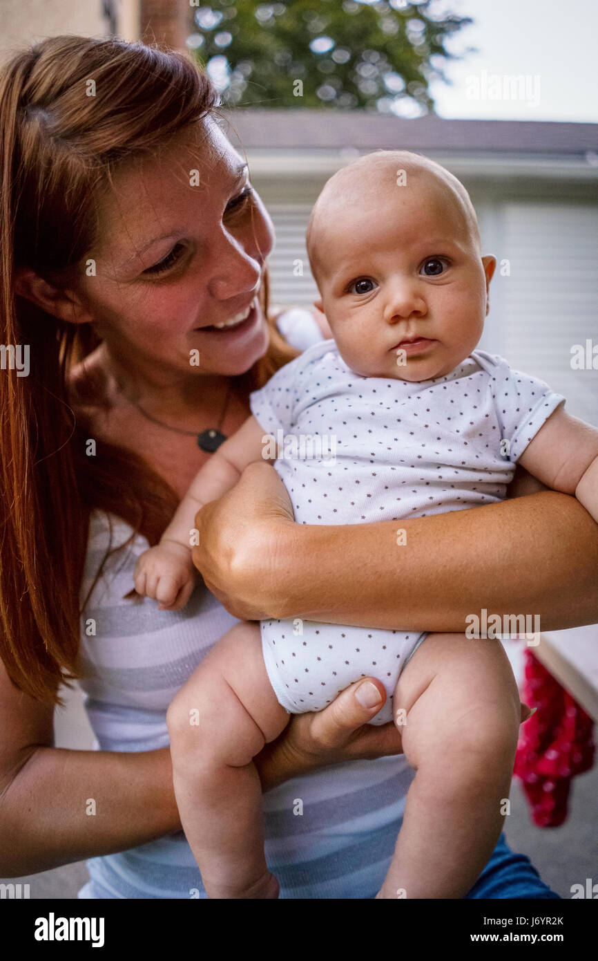 Porträt einer Frau mit ihrem Baby Sohn Stockfoto