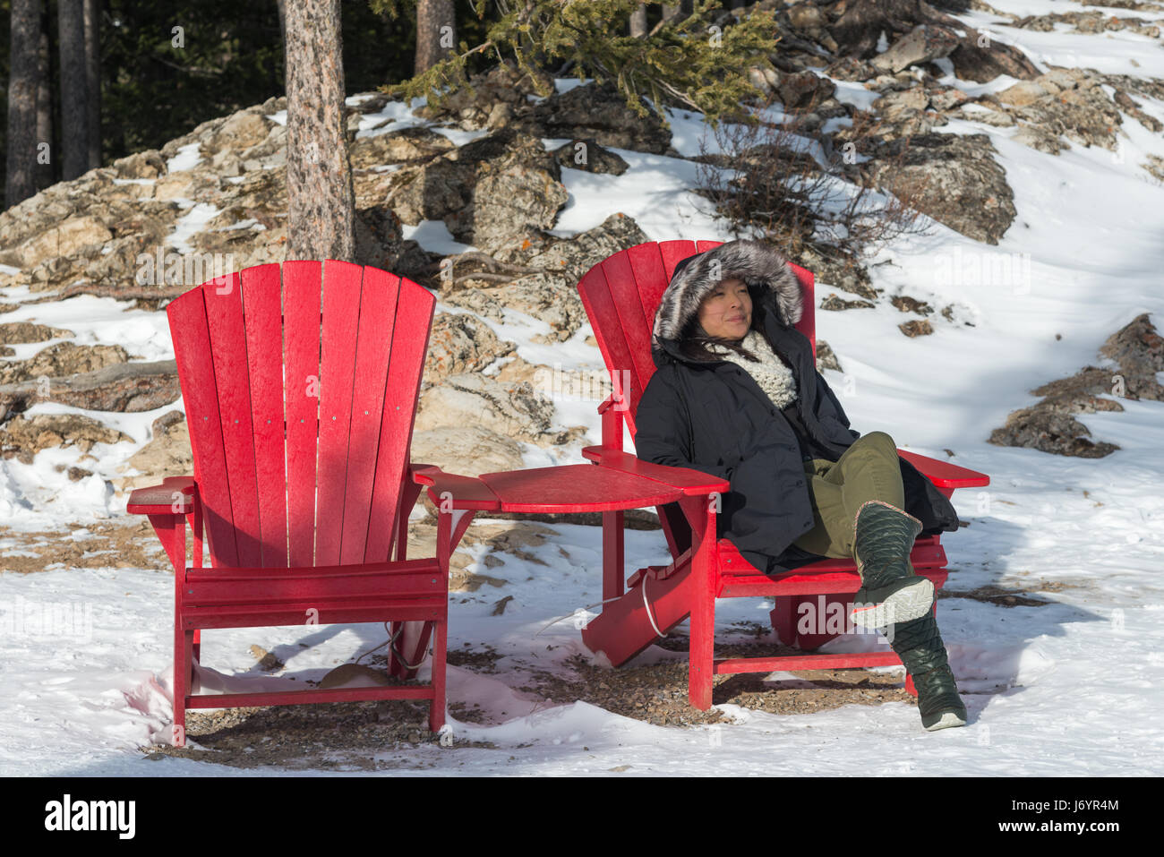 Frau sitzt in einem Sessel entspannen, Lake Louise, Alberta, Kanada Stockfoto