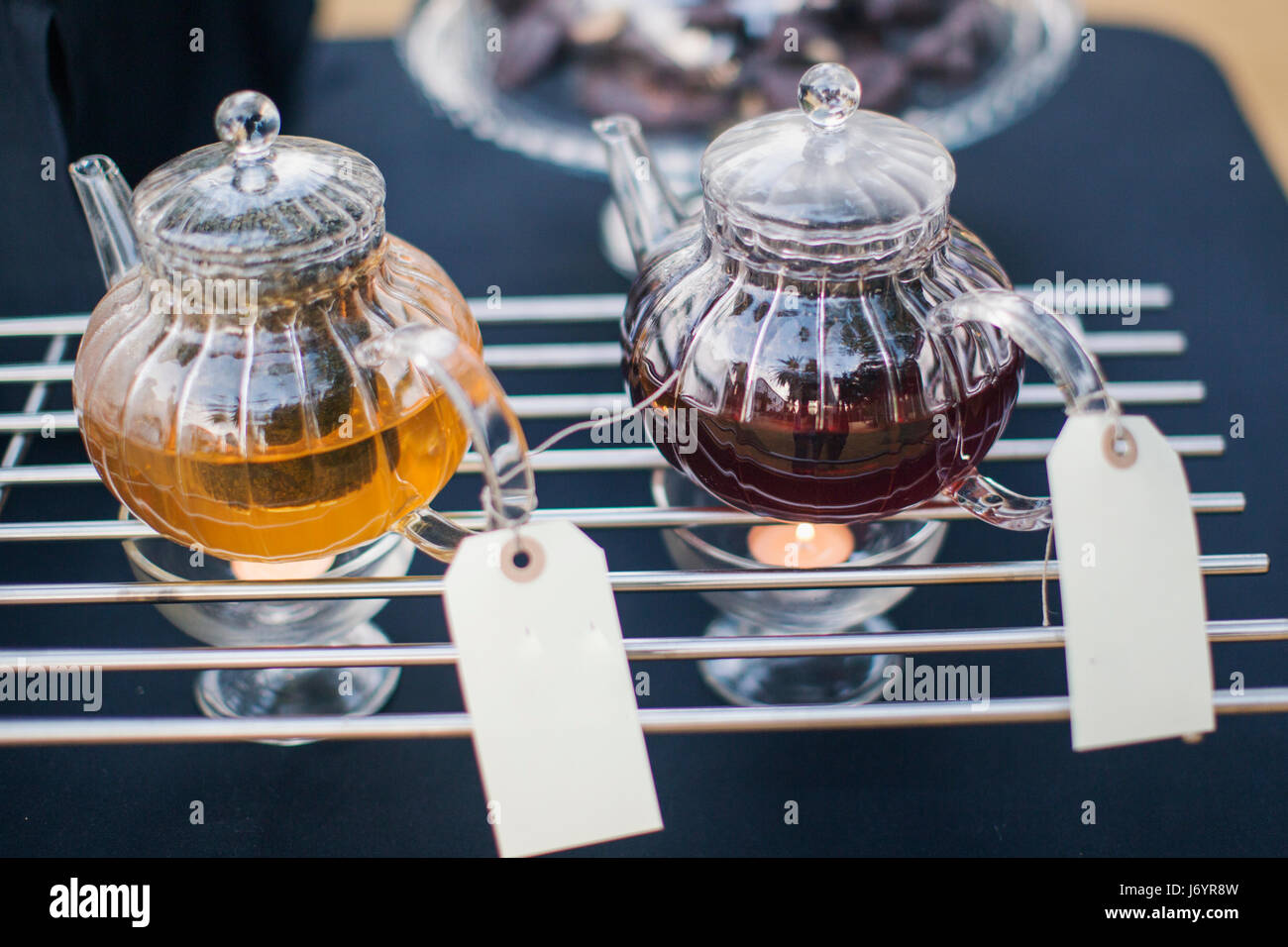 Zwei Teekannen auf Teekanne Stövchen Stockfotografie - Alamy