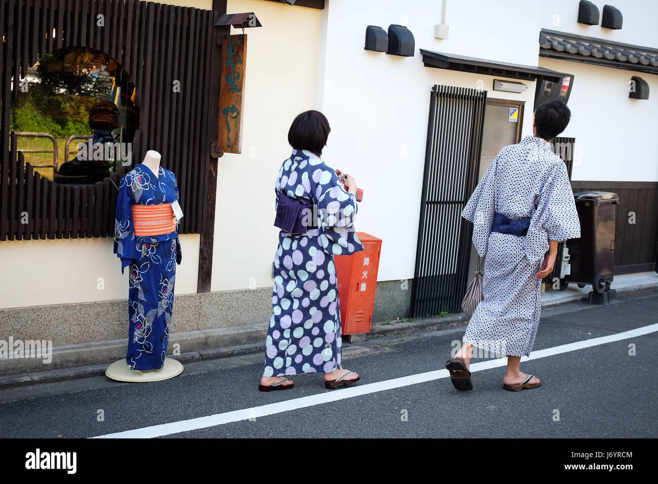 Ein paar in traditionelle Sommerkleidung zu Fuß in Kyoto, Japan. Stockfoto