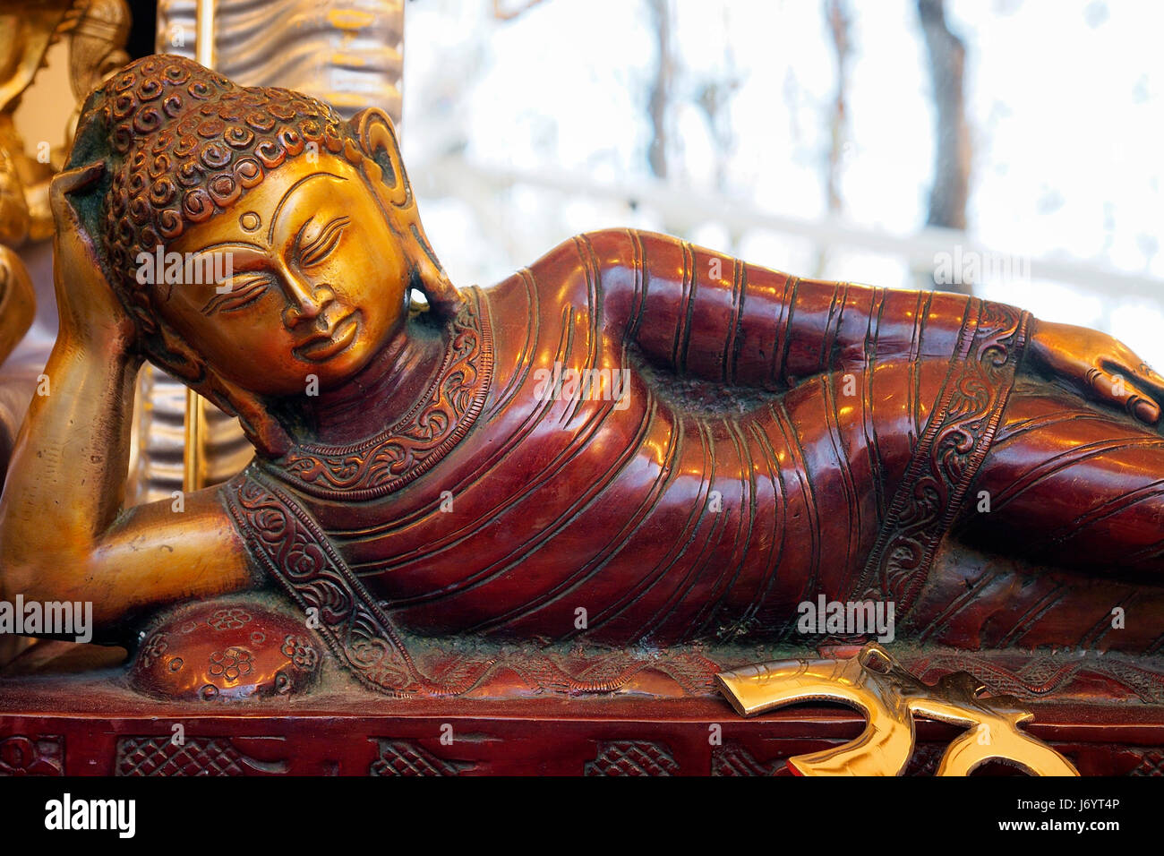 Skulptur Buddha schlafend in einem Straßenmarkt verkauft. Stockfoto