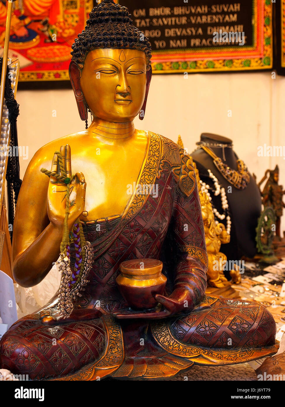 Skulptur des sitzenden Buddha, Vitarkamudra, auf den Verkauf in einem Straßenmarkt. Stockfoto