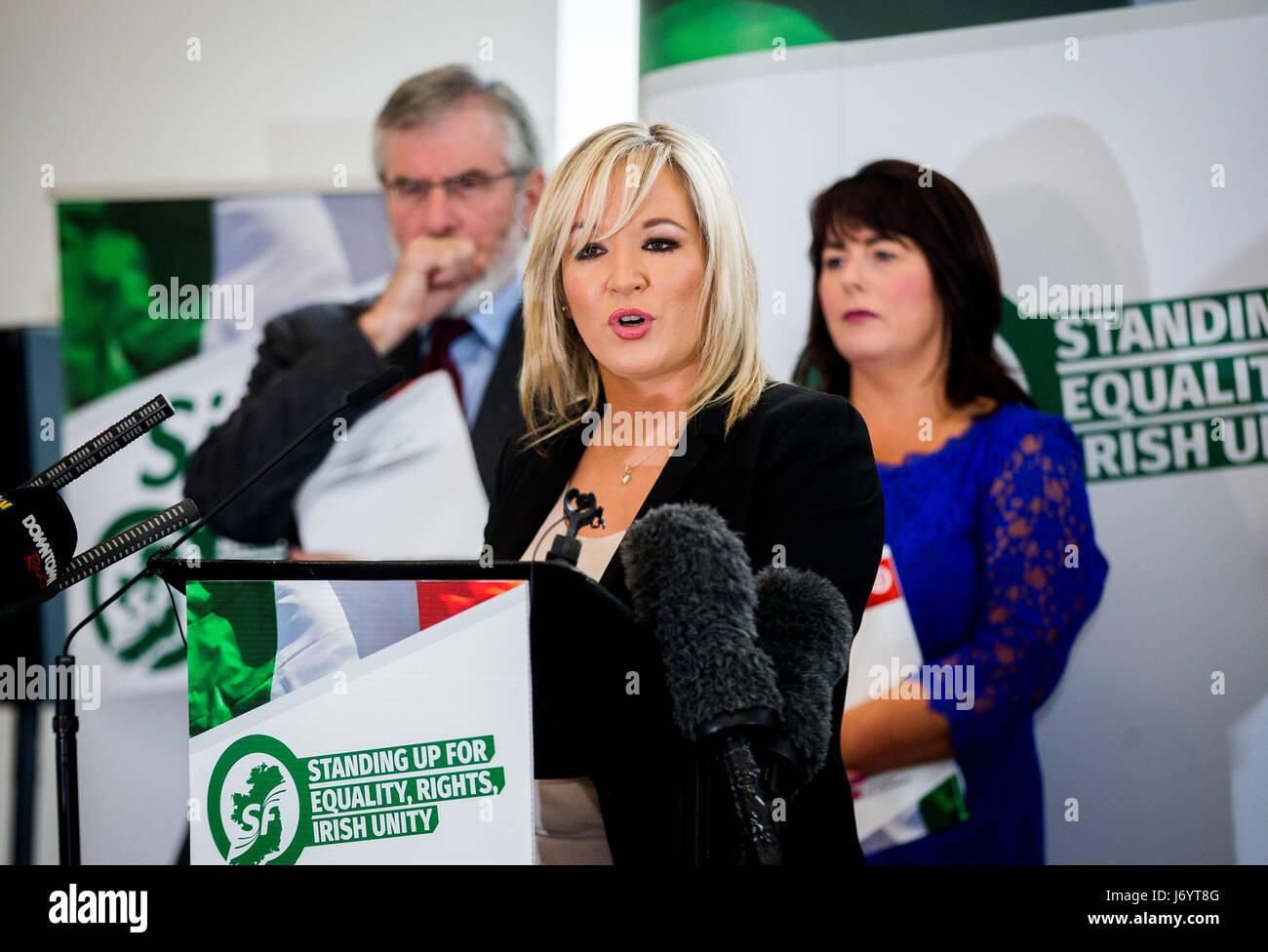 Sinn Féin Nordirland Führer Michelle O'Neill mit Parteichef Gerry Adams und Michelle Gildernew (rechts) beim Start von der Sinn Féin 2017 Westminster Manifest an der Kreuzung in Dungannon, Co Tyrone. Stockfoto