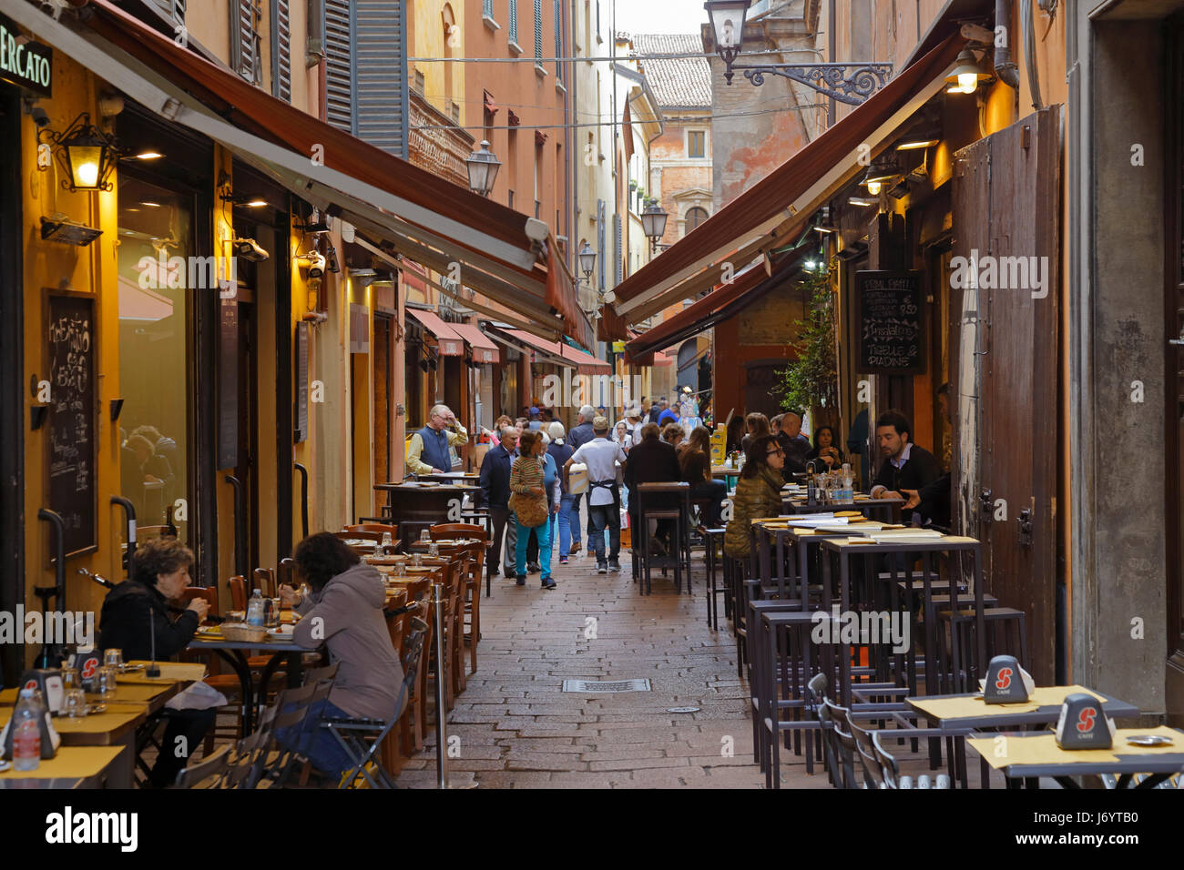 Cafés und Bars auf "Foodie Straße" Via Pescherie Vecchie, Straße des alten Fisch Mongers, Bologna, Emilia-Romagna, Italien, Europa. Stockfoto