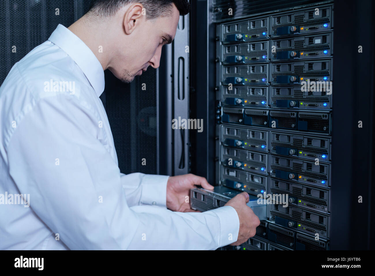 Ernsthafte Fachmann hält einen Blade-server Stockfoto