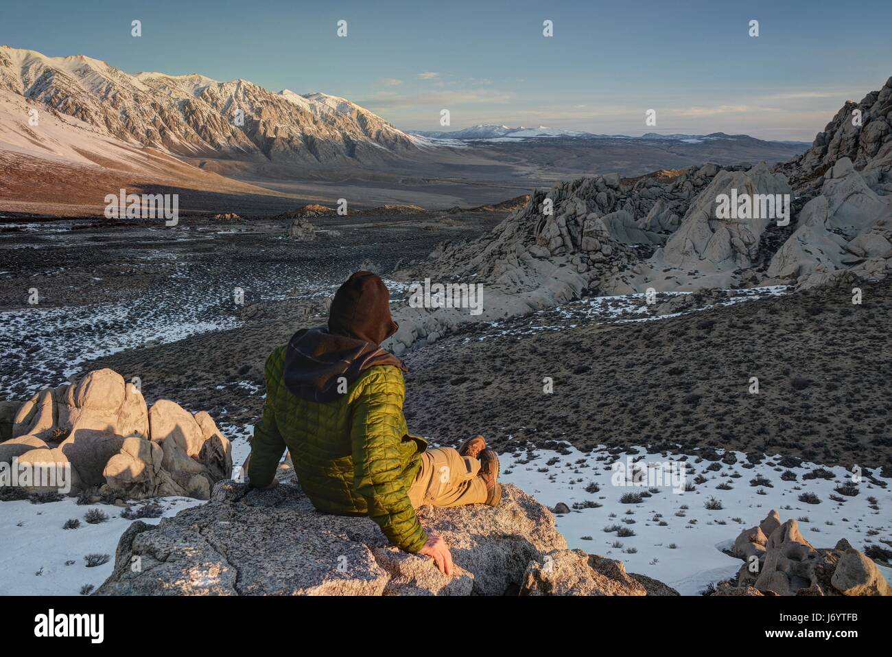 Wanderer, die Wheeler Ridge bei Sunrise, Inyo National Forest, Kalifornien, USA sehen Stockfoto