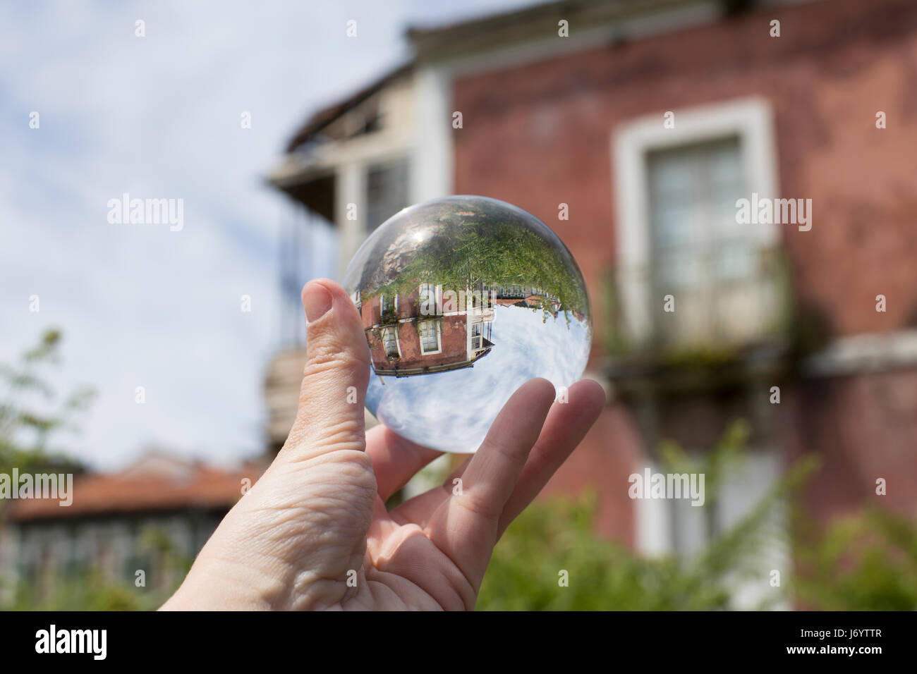 Durch eine Glaskugel Stockfoto