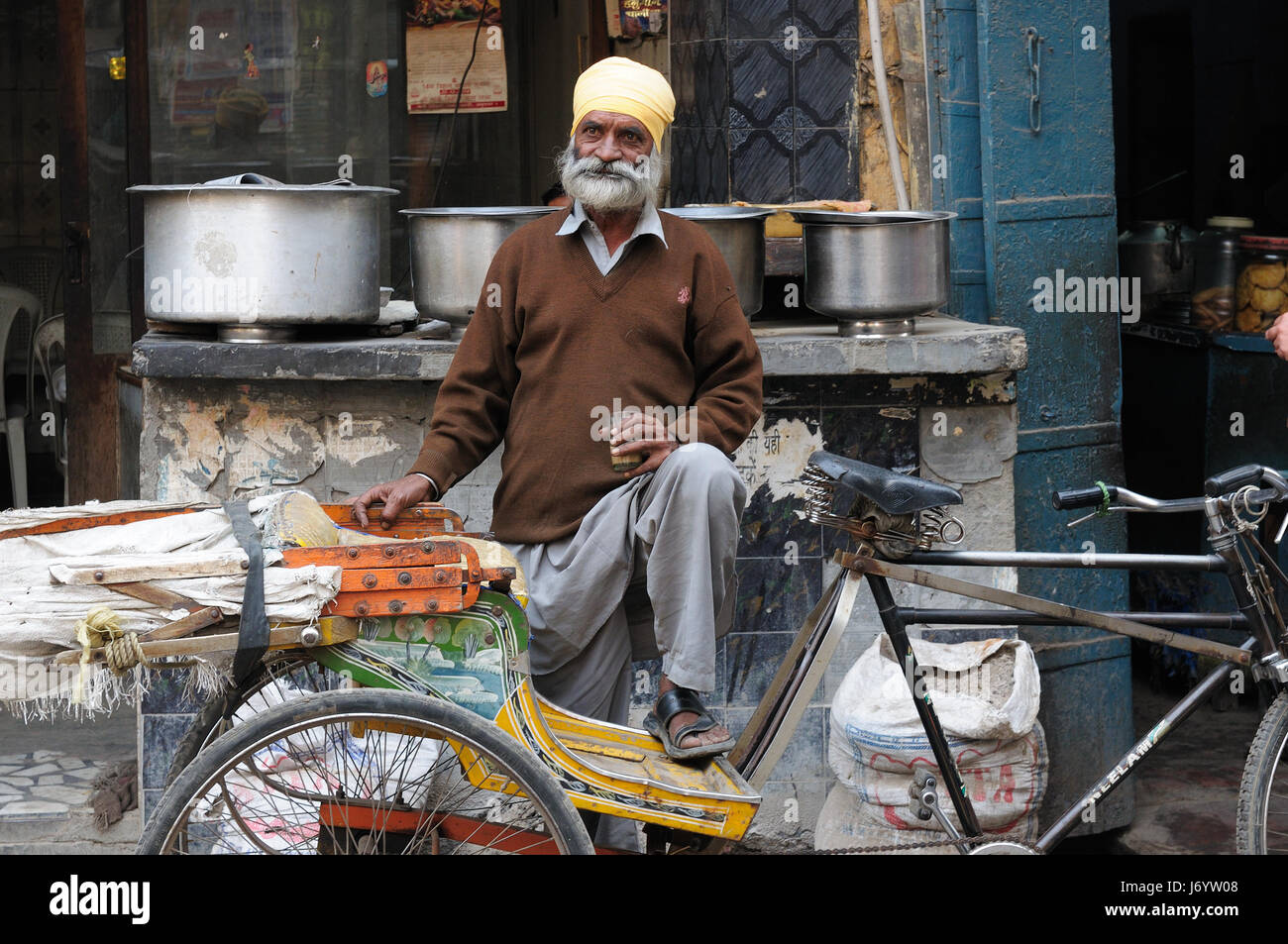 Indien, AMRITSAR - NOVEMBER 29: Rikscha-Fahrer mit der Rikscha in der Straße von indische Stadt Stockfoto