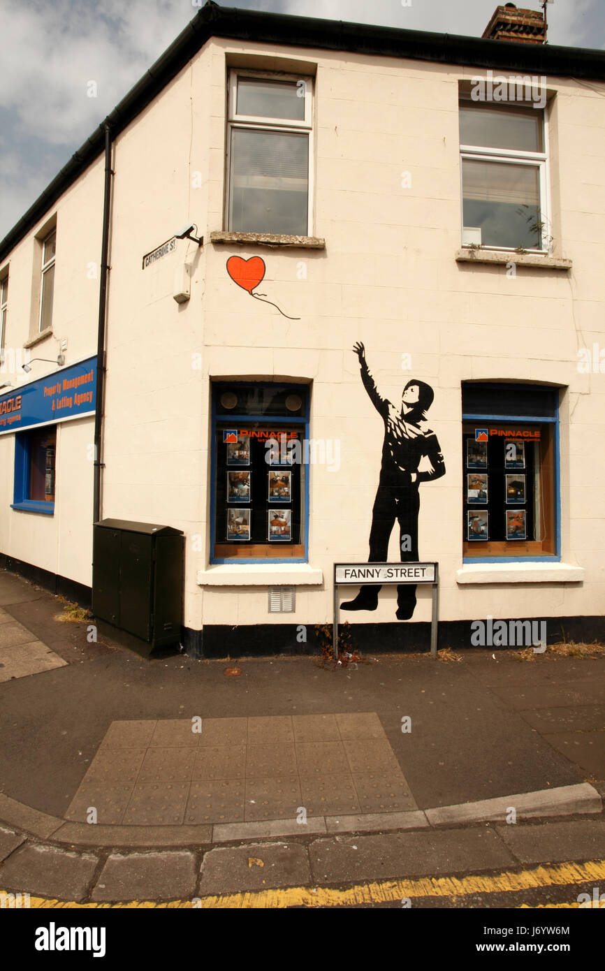Banksy-Stil Wandbild in Fanny Street, Cardiff, mit einem Herz geformt Ballon. Stockfoto