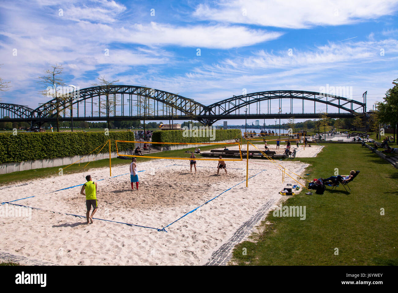 Deutschland, Köln, Beach-Volleyballplatz am Suedkai in der Rheinau, Suedbruecke, Hafenbrücke. Stockfoto