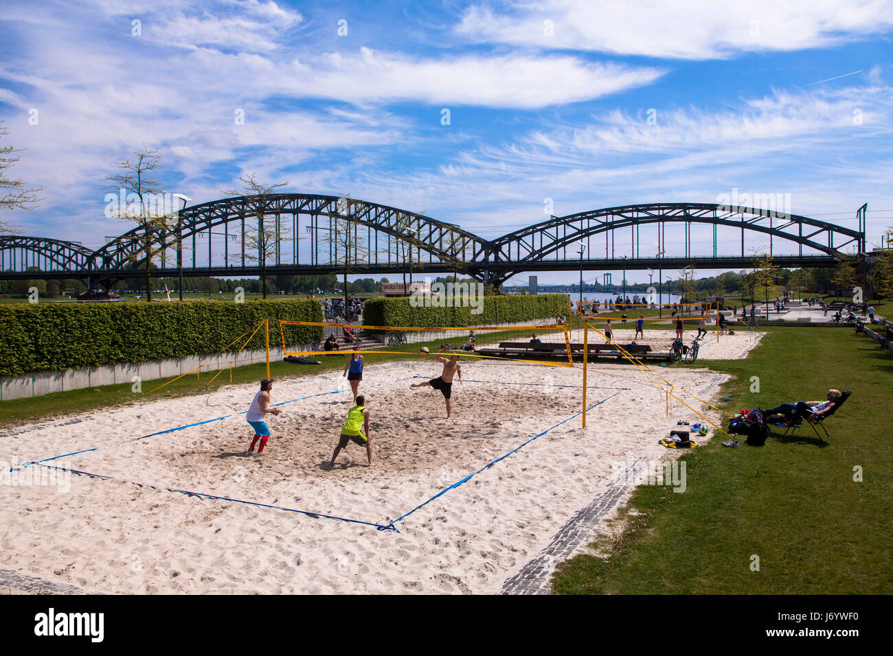 Deutschland, Köln, Beach-Volleyballplatz am Suedkai in der Rheinau, Suedbruecke, Hafenbrücke. Stockfoto