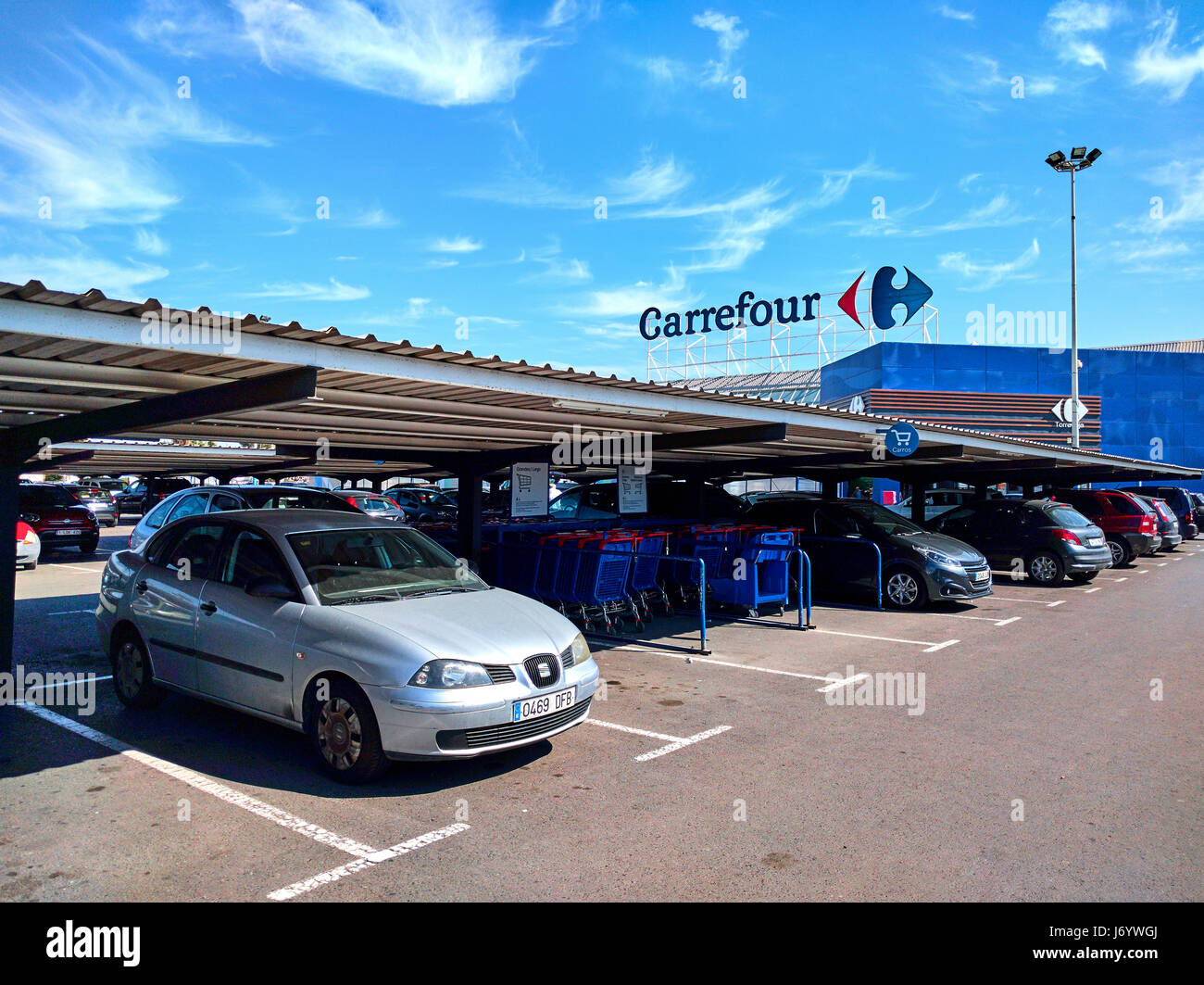 Torrevieja, Spanien - 17. März 2017: Parken und Fassade des Carrefour Hypermarkt. Carrefour ist eine französische multinationale Einzelhändler und eines der größten Stockfoto
