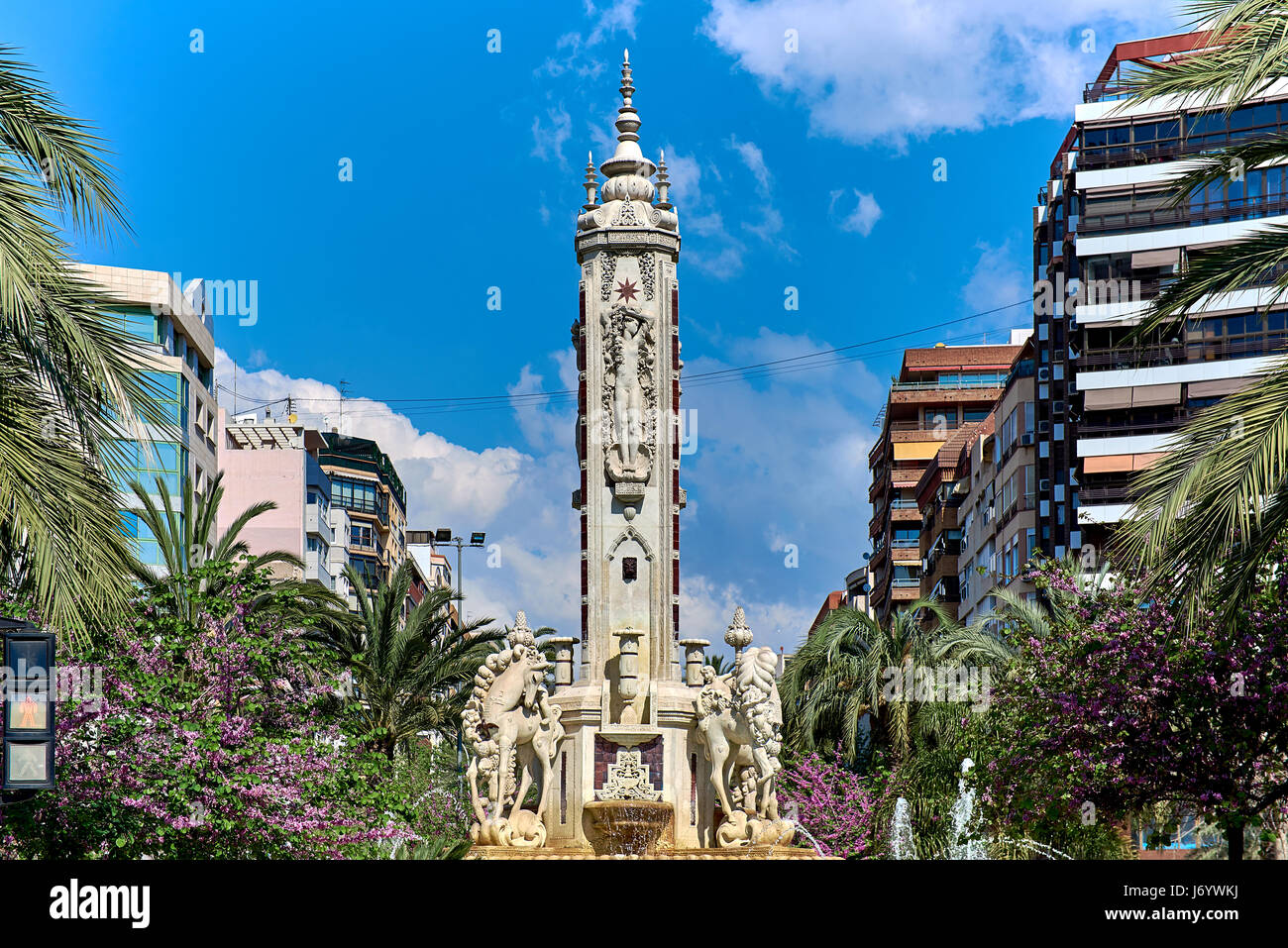 Alicante, Spanien - 6. April 2017: Luceros Platz. Dies ist einer der bedeutendsten Plätze in Alicante. Mitten im Herzen des Stadtzentrums. Stockfoto