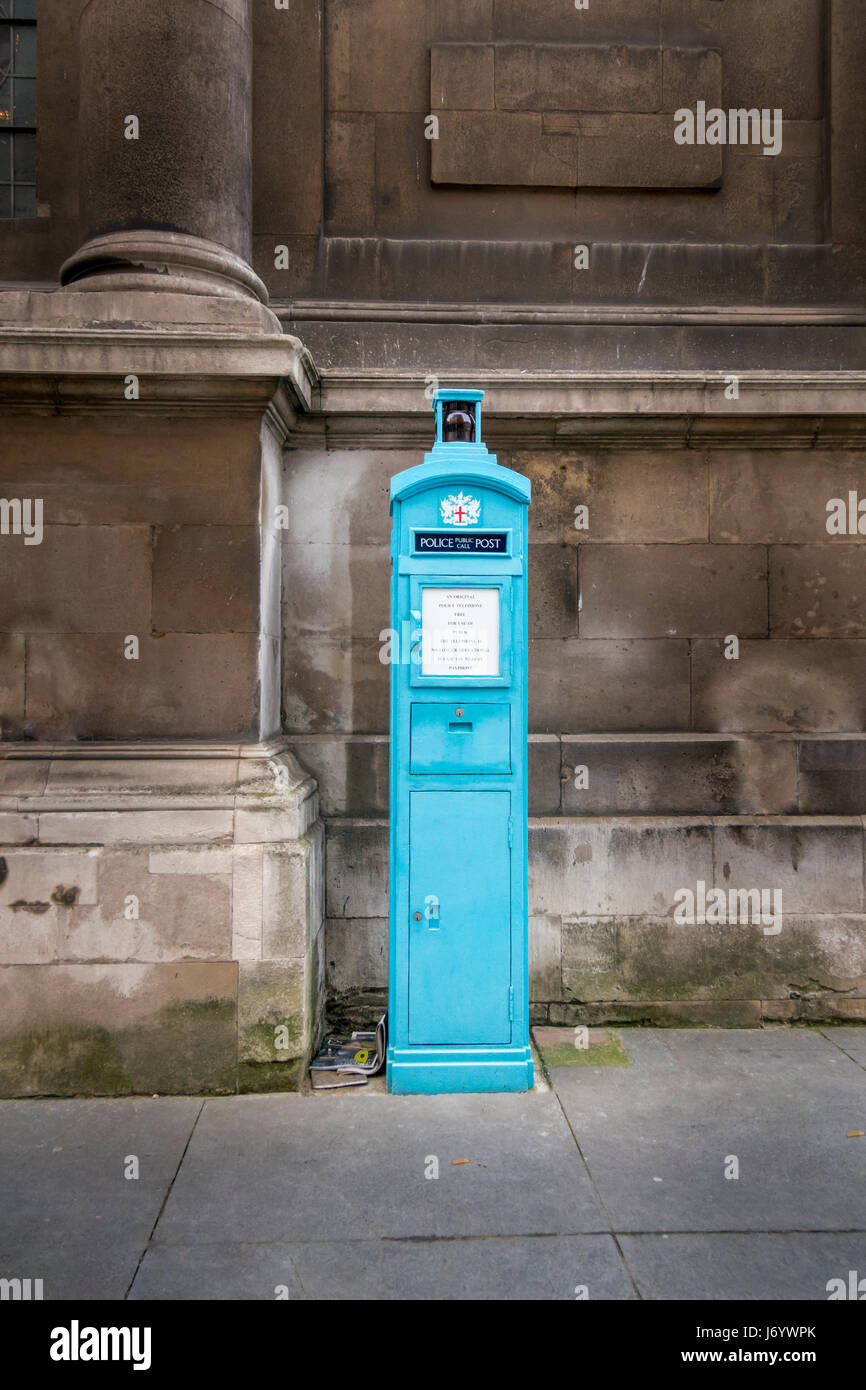 Blaue Polizei öffentlichen post, eine original kostenlose Polizei Telefonzelle Stockfoto