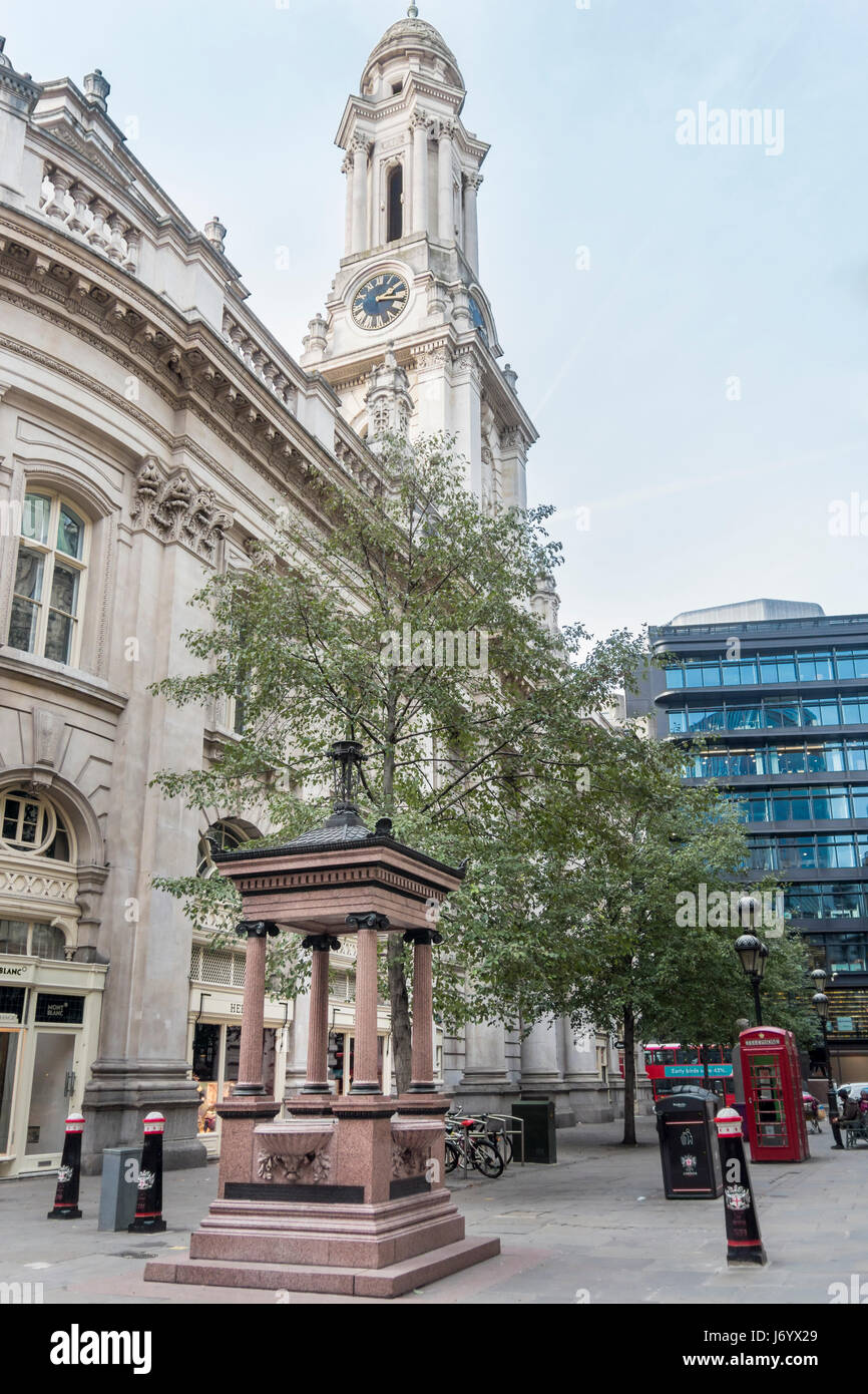 Die CliniqueMaternite-Trinkbrunnen in der City of London, Royal Exchange Stockfoto