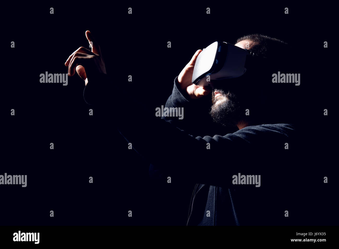 Junge hipster bärtigen Mann mit Virtual reality Brillen. schwarzer Hintergrund Studio VR-Konzept Stockfoto