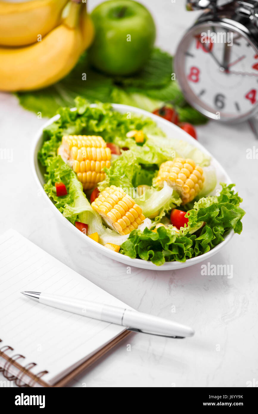 Gesunde Fitness-Menü mit frischem Salat. Diät-Konzept. Stockfoto
