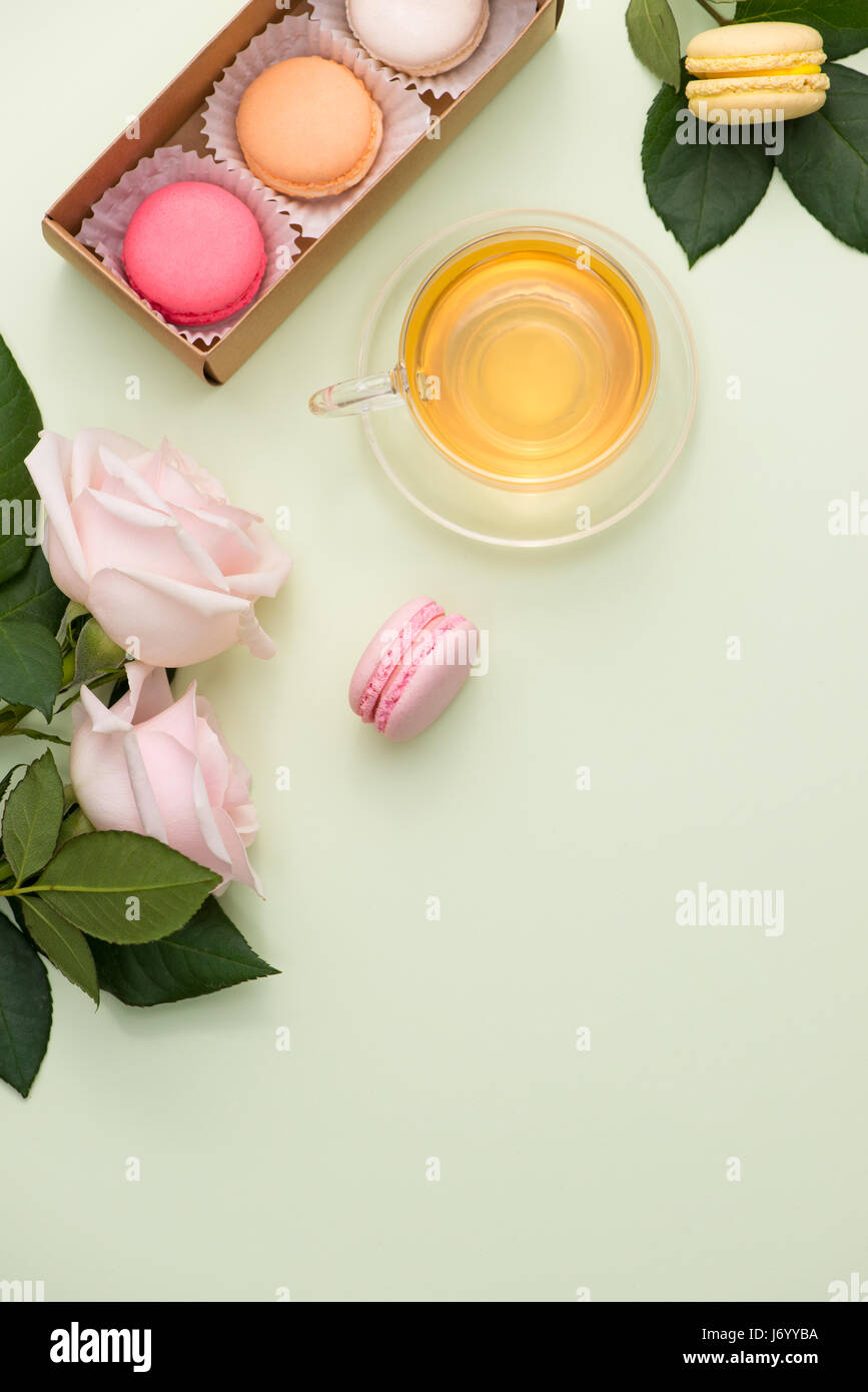 Französische Makronen. Viele süße bunte Macarons in Box mit ... Französische Makronen. Viele süße bunte Macarons in Box mit ...