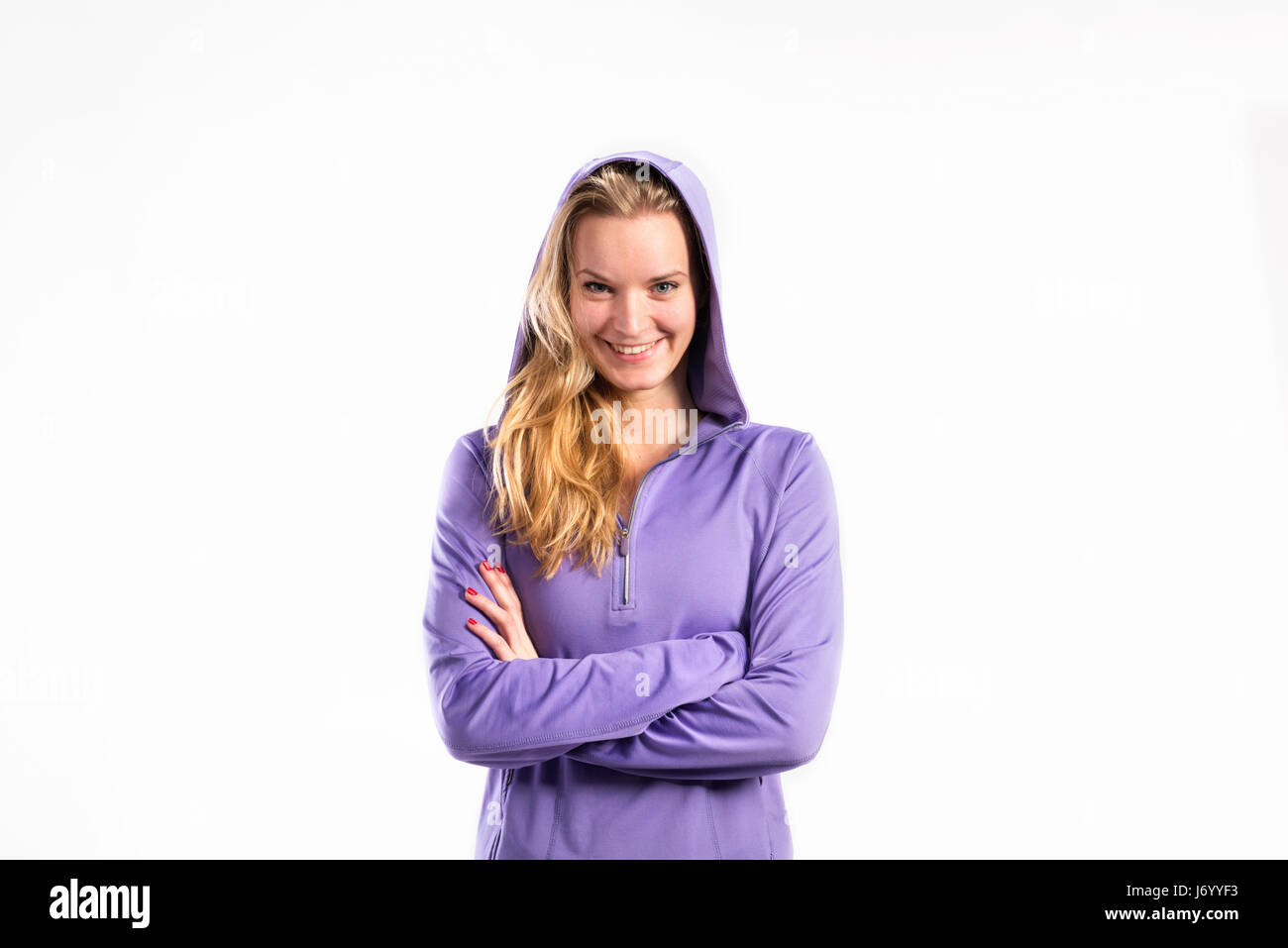 Junge Fitness Frau in lila Sweatshirt. Studio gedreht. Stockfoto
