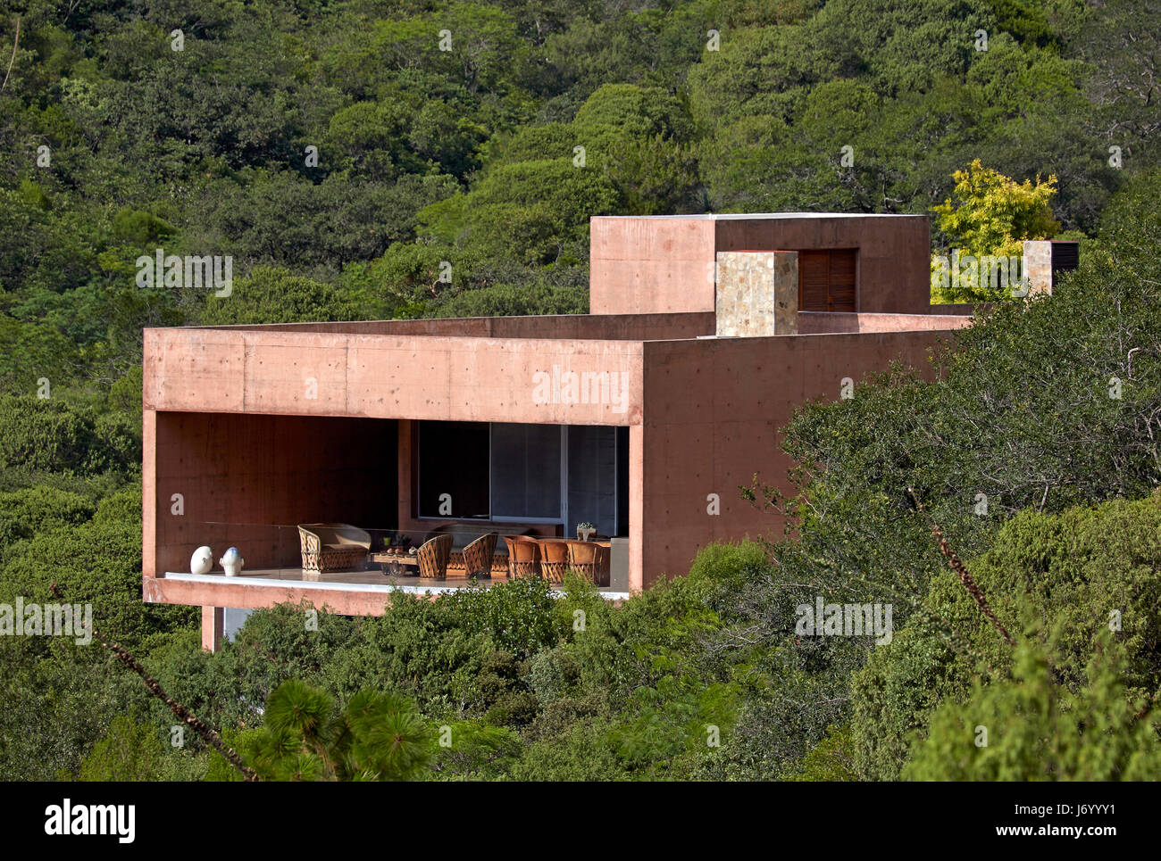 Long-Range-Ansicht Haus, eingebettet in die Landschaft. Casa Narigua, Nuevo Leon, Mexiko, Mexiko. Architekt: P + O David Pedroza Castañeda, 2016. Stockfoto Long-Range-Ansicht Haus, eingebettet in die Landschaft. Casa Narigua, Nuevo Leon, Mexiko, Mexiko. Architekt: P + O David Pedroza Castañeda, 2016. Stockfoto