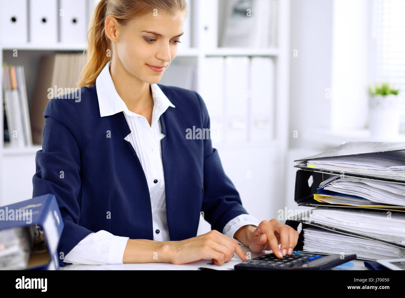 Moderne Business-Frau oder selbstbewusst weiblich Buchhalter im Büro Stockfoto