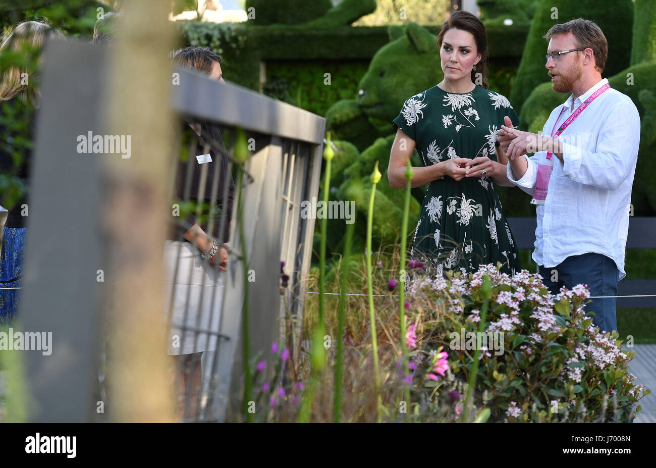 Die Herzogin von Cambridge (zweiter von rechts) spricht mit nördlichen irischen Designer Ian Price, wie sie seinen Garten Mind Trap während eines Besuchs in der RHS Chelsea Flower Show im Royal Hospital Chelsea, London sieht. Stockfoto