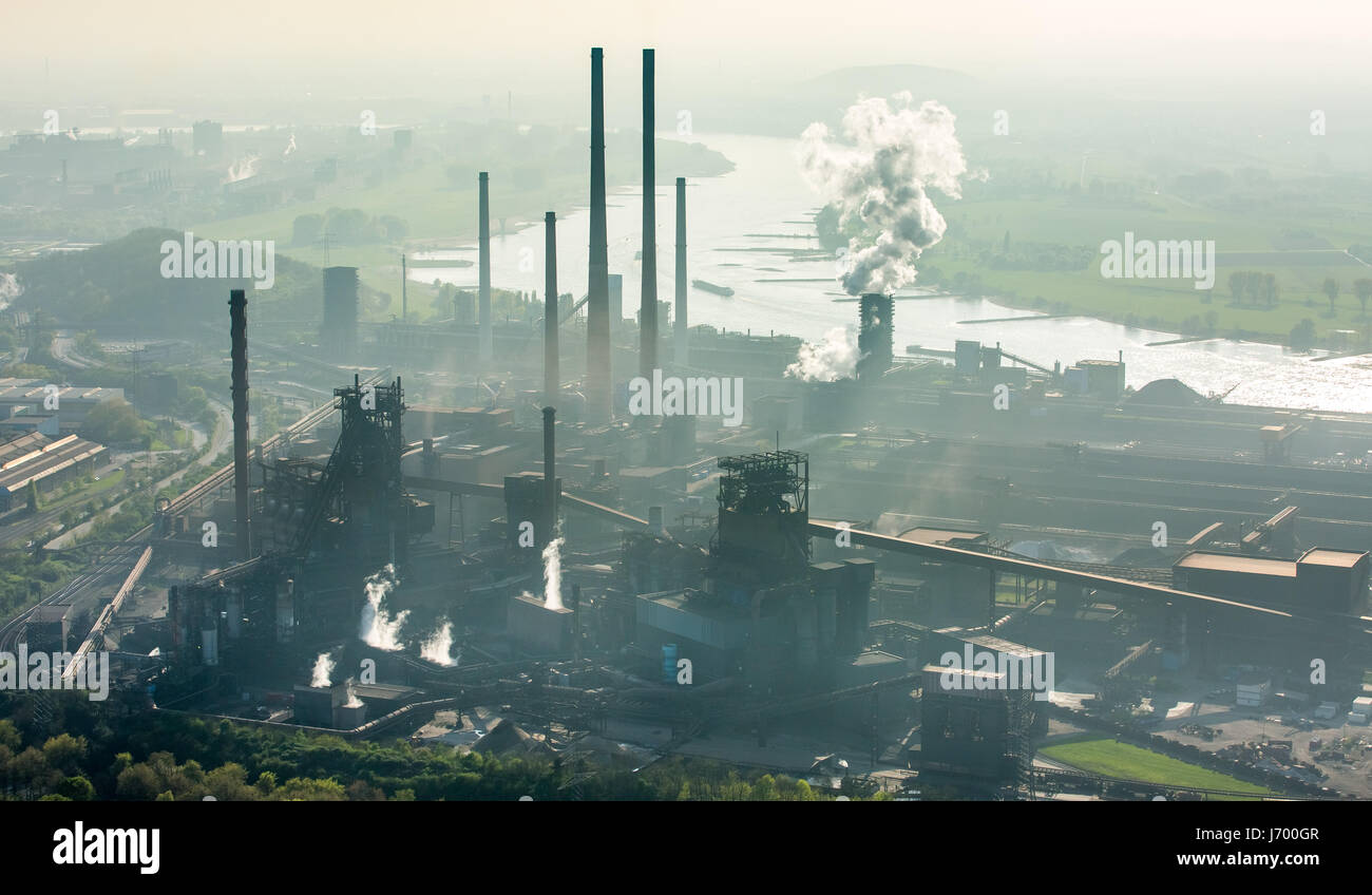 Stahlwerk ThyssenSteel, Stahlindustrie, Schwerindustrie, Bergbau, Luft-Verschmutzung, Emissionen, Schornsteine, Rhein Bogen, Fluss, Dunst, Staub, Explosion fu Stockfoto