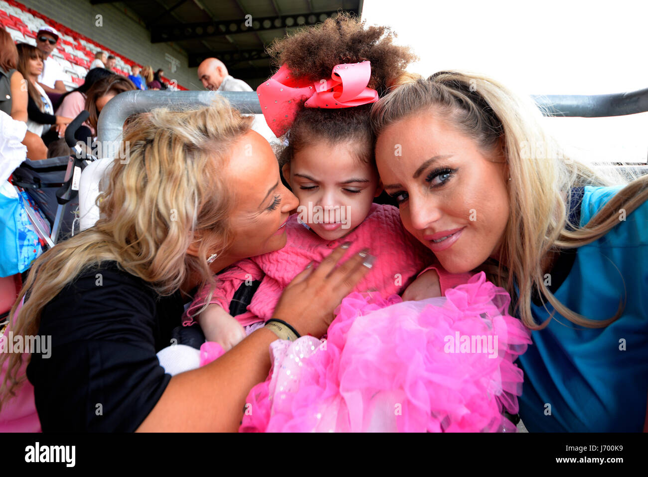 Jaylas Wunsch. Ein Benefizfußballspiel in Dagenham, Essex, zu Hilfe der jungen Jayla Agbonlahor, mit Mutter Louise Bostock und Berühmtheit Danielle Mason Stockfoto