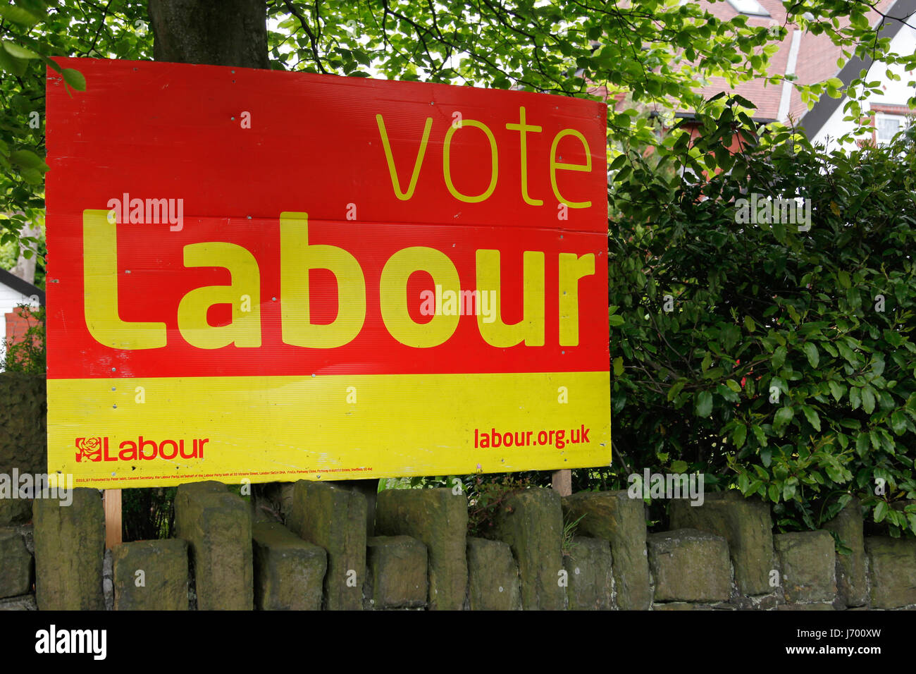 Ein Wahlplakat für die Labour-Partei im Wahlkreis Oldham Ost und Saddleworth angezeigt. Stockfoto