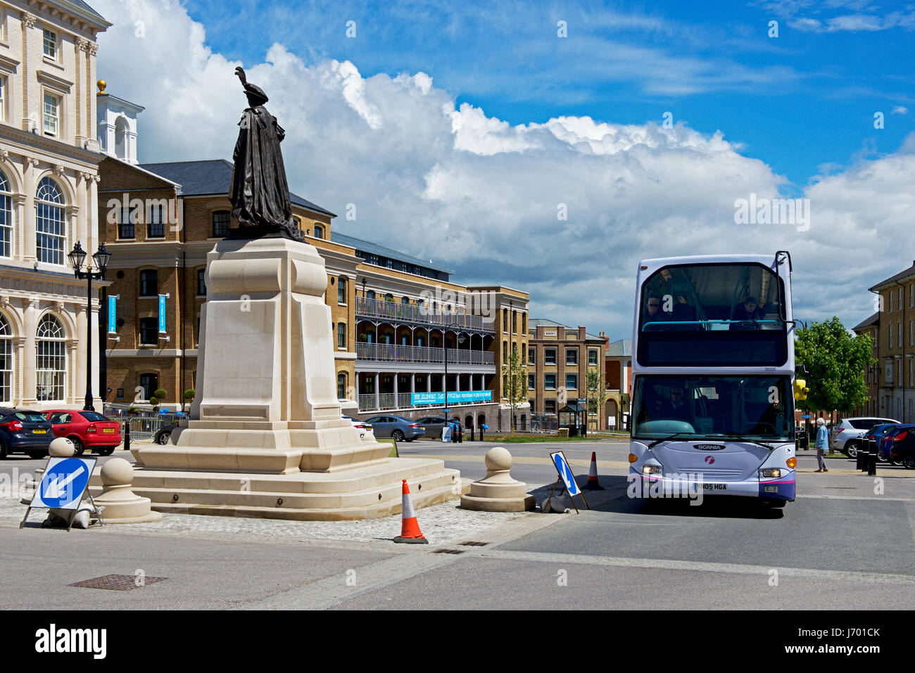 Bus vorbei Königin Mutter Square, Verkehrssysteme, Dorset, England UK Stockfoto
