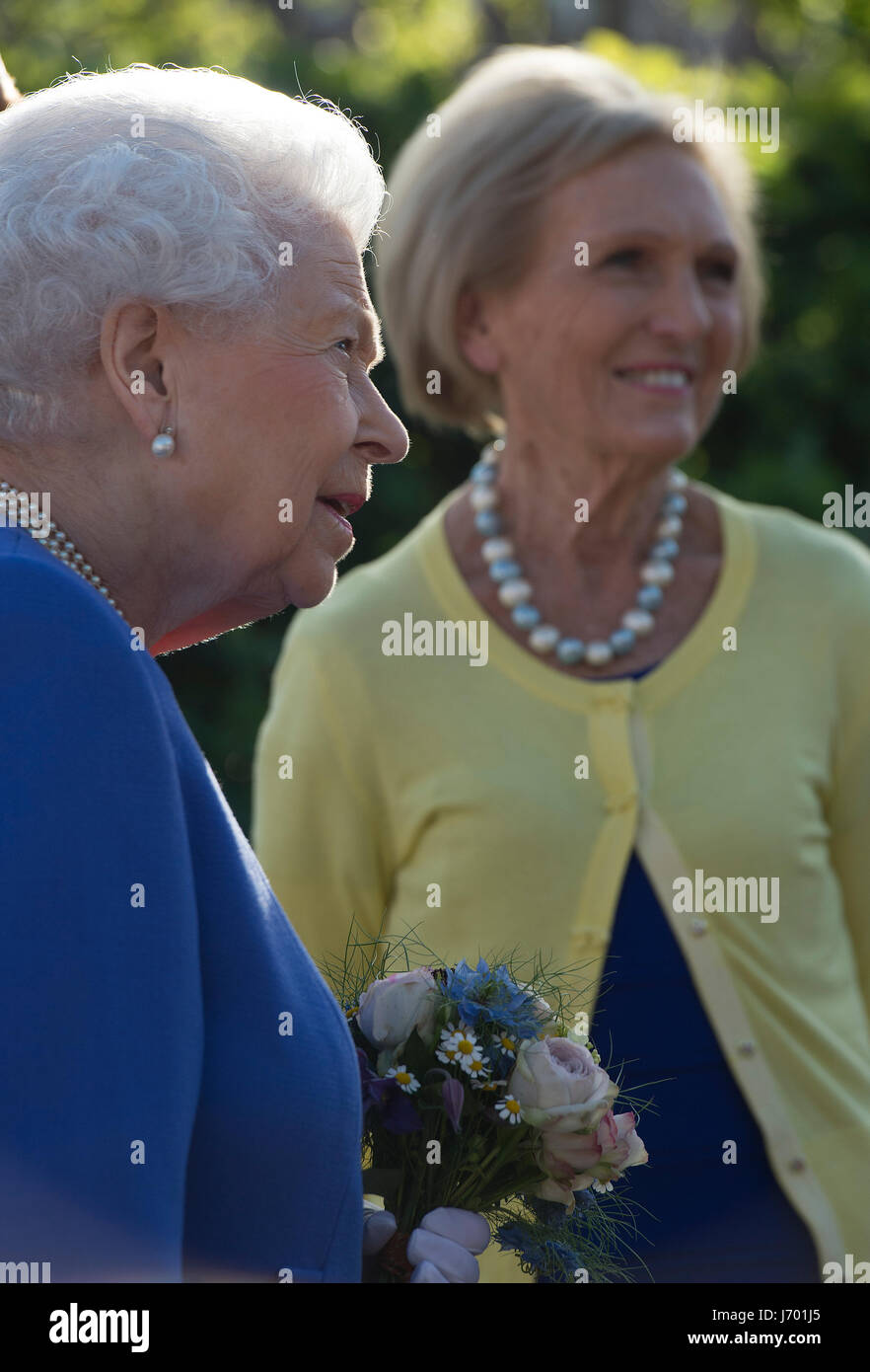 Königin Elizabeth II trifft Mary Berry (rechts) im Radio 2 Garden während eines Besuchs in der RHS Chelsea Flower Show, bei der Royal Hospital Chelsea, London. Stockfoto