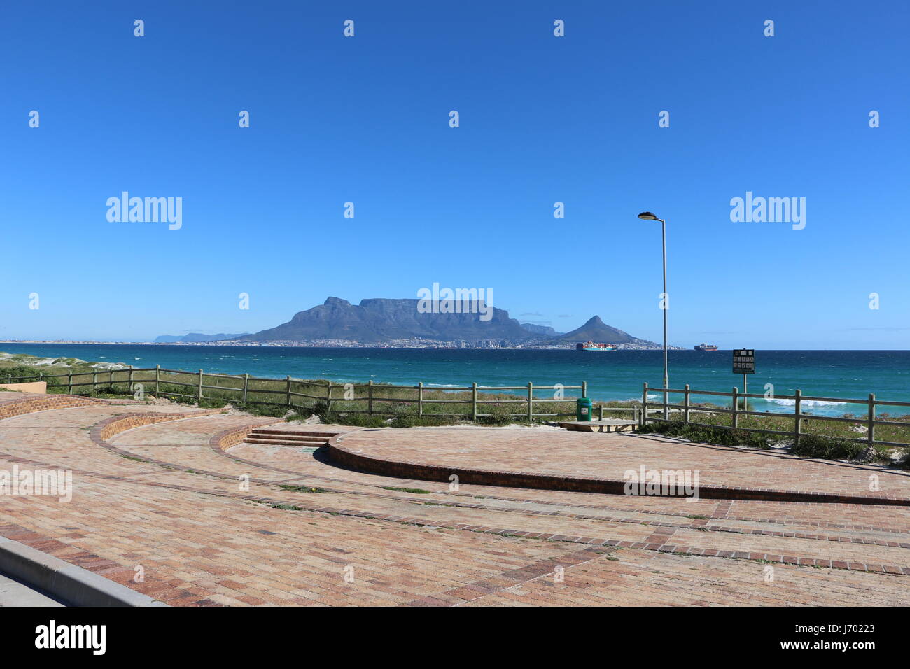 Table Mountain von Milnerton Strand, Kapstadt, Süd Tanzkostüme aus gesehen Stockfoto