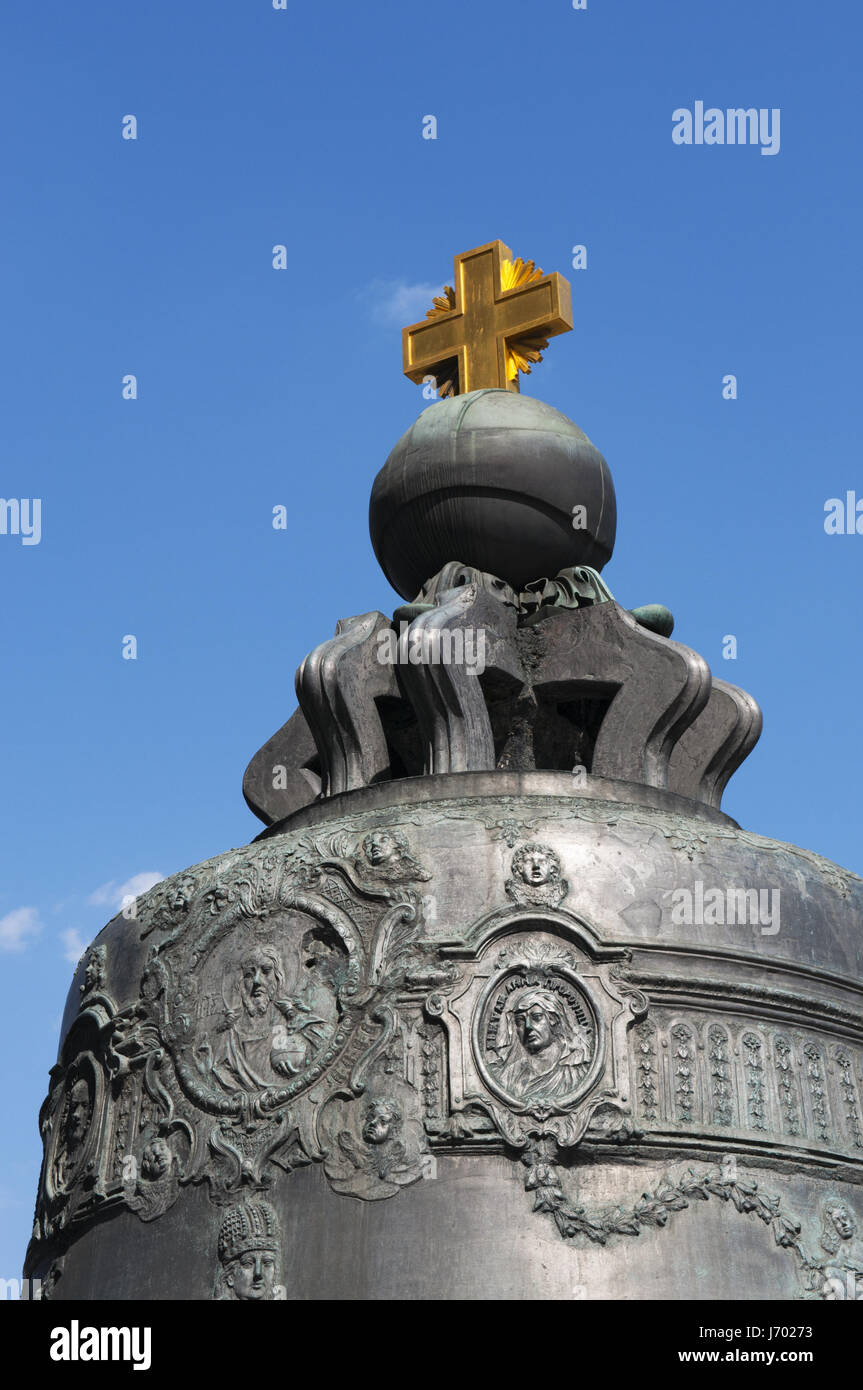 Moskauer Kreml: die Zarenglocke, die größte Glocke der Welt, im Auftrag von Kaiserin Anna Ivanovna, während Metallguss gebrochen und wurde nie geläutet Stockfoto