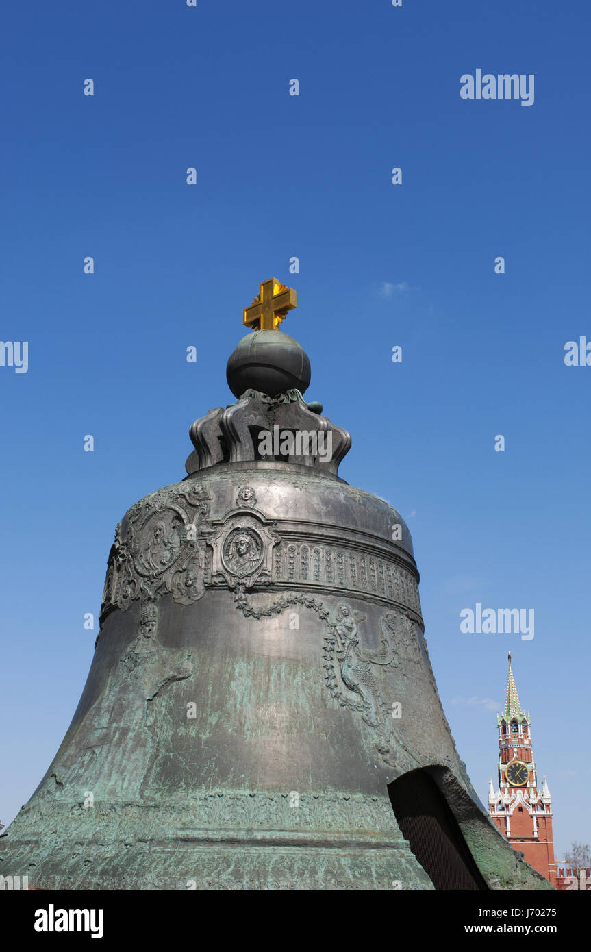 Moskauer Kreml: die Zarenglocke, die größte Glocke der Welt, im Auftrag von Kaiserin Anna Ivanovna, während Metallguss gebrochen und wurde nie geläutet Stockfoto