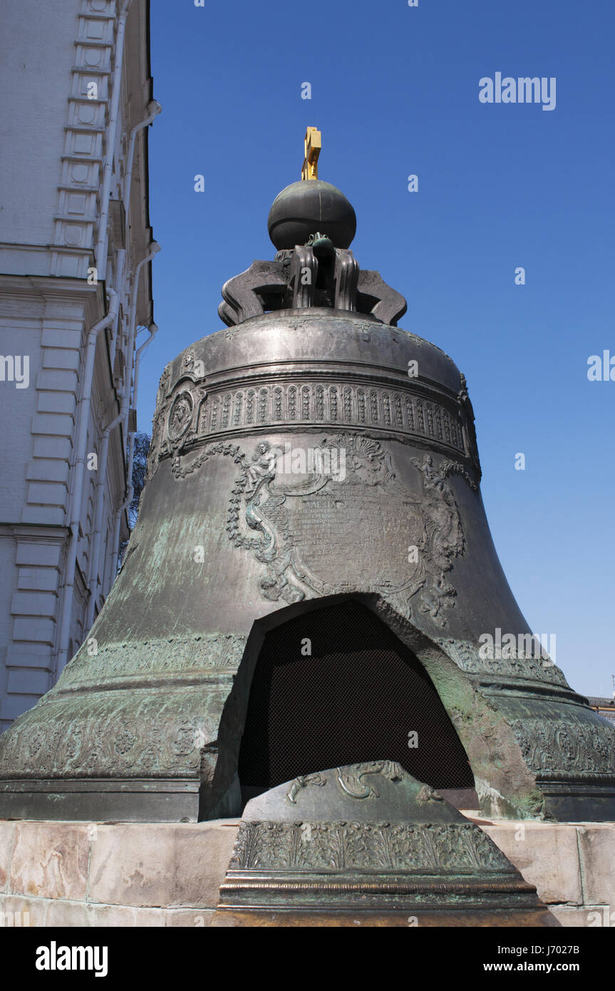 Moskauer Kreml: die Zarenglocke, die größte Glocke der Welt, im Auftrag von Kaiserin Anna Ivanovna, während Metallguss gebrochen und wurde nie geläutet Stockfoto