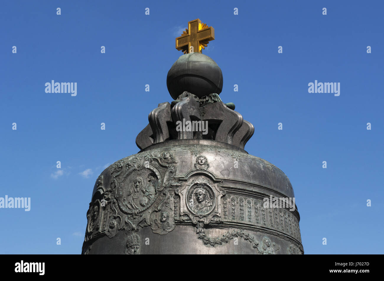 Moskauer Kreml: die Zarenglocke, die größte Glocke der Welt, im Auftrag von Kaiserin Anna Ivanovna, während Metallguss gebrochen und wurde nie geläutet Stockfoto