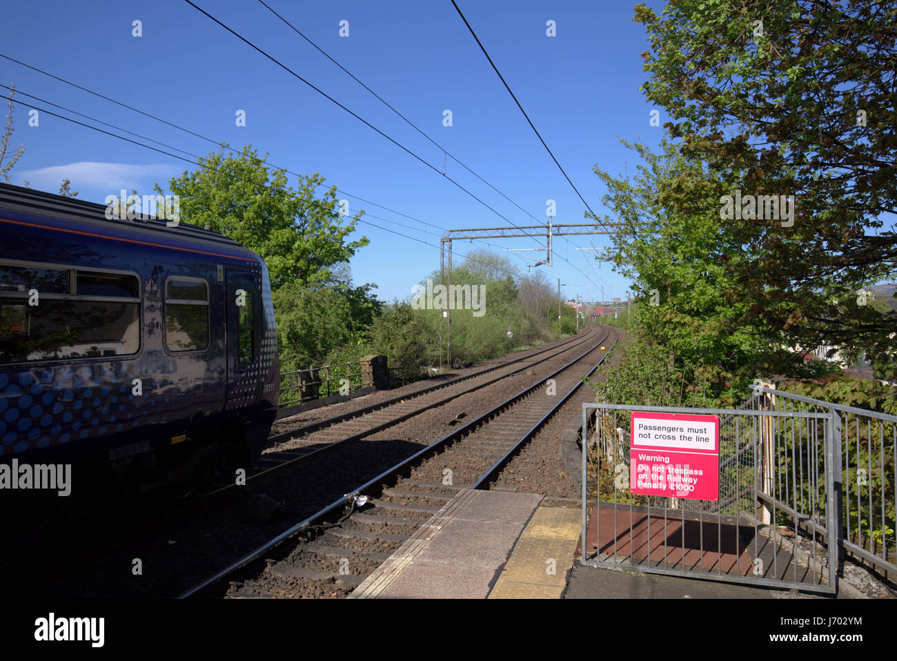 ScotRail Zug in der Station kein Hausfriedensbruch auf dem Eisenbahn-Schild Drumchapel Stockfoto