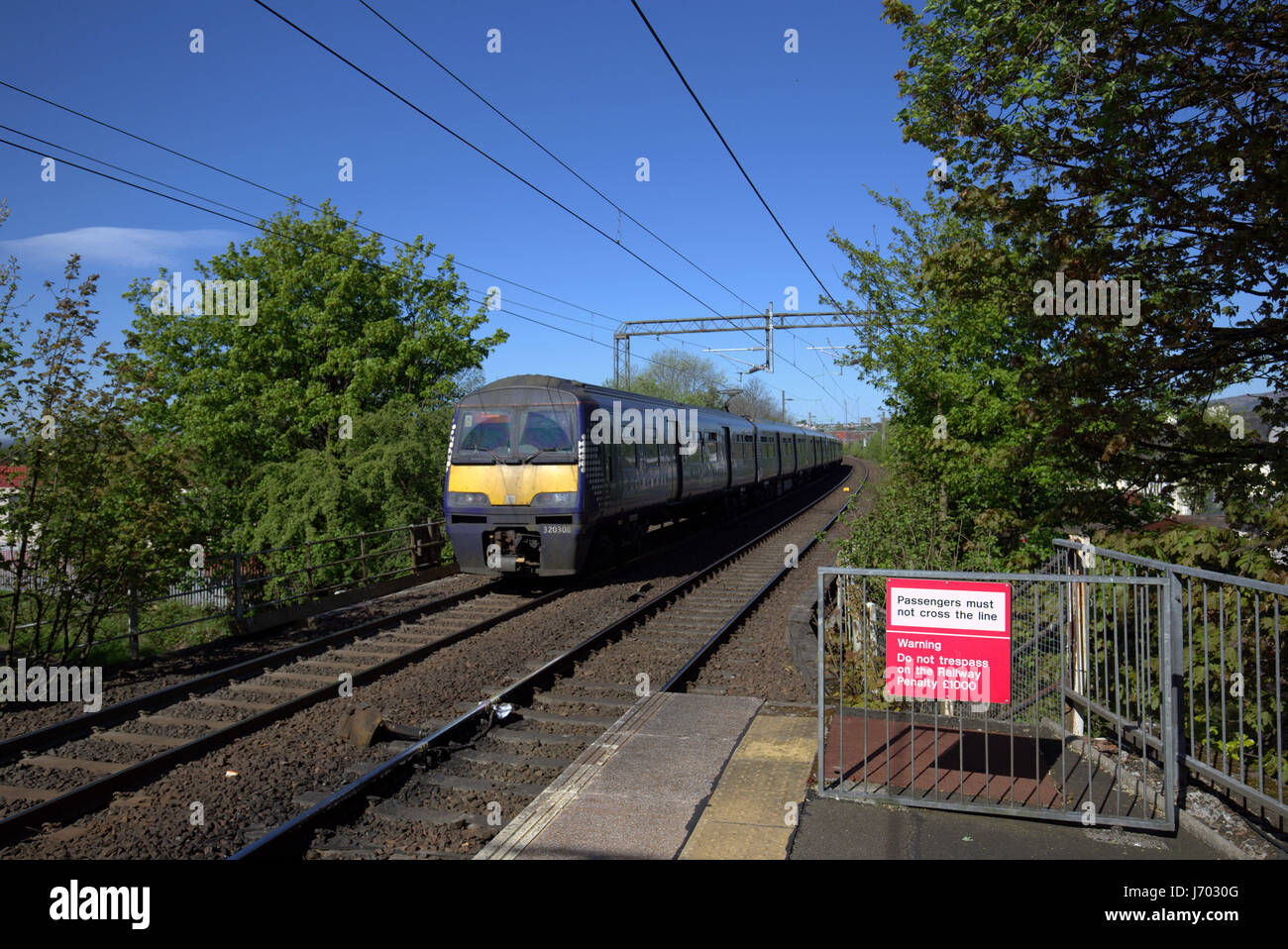 ScotRail Zug in der Station kein Hausfriedensbruch auf dem Eisenbahn-Schild Drumchapel Stockfoto