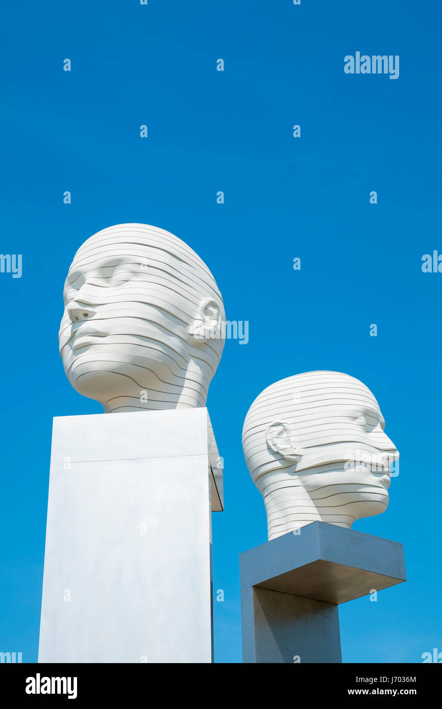 Skulptur "Kopfbewegung Köpfe shifting", Josefine Gunschel und Margund Smolka Adlershof Science and Technology Park Park in Berlin, Deutschland Stockfoto