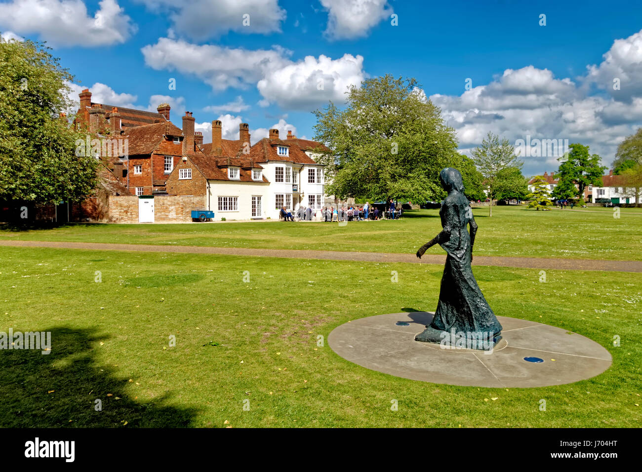 Dame Elisabeth Frink Wandern Madonna Bronze Skulptur in die Kathedrale von Salisbury, Wiltshire, Vereinigtes Königreich. Stockfoto