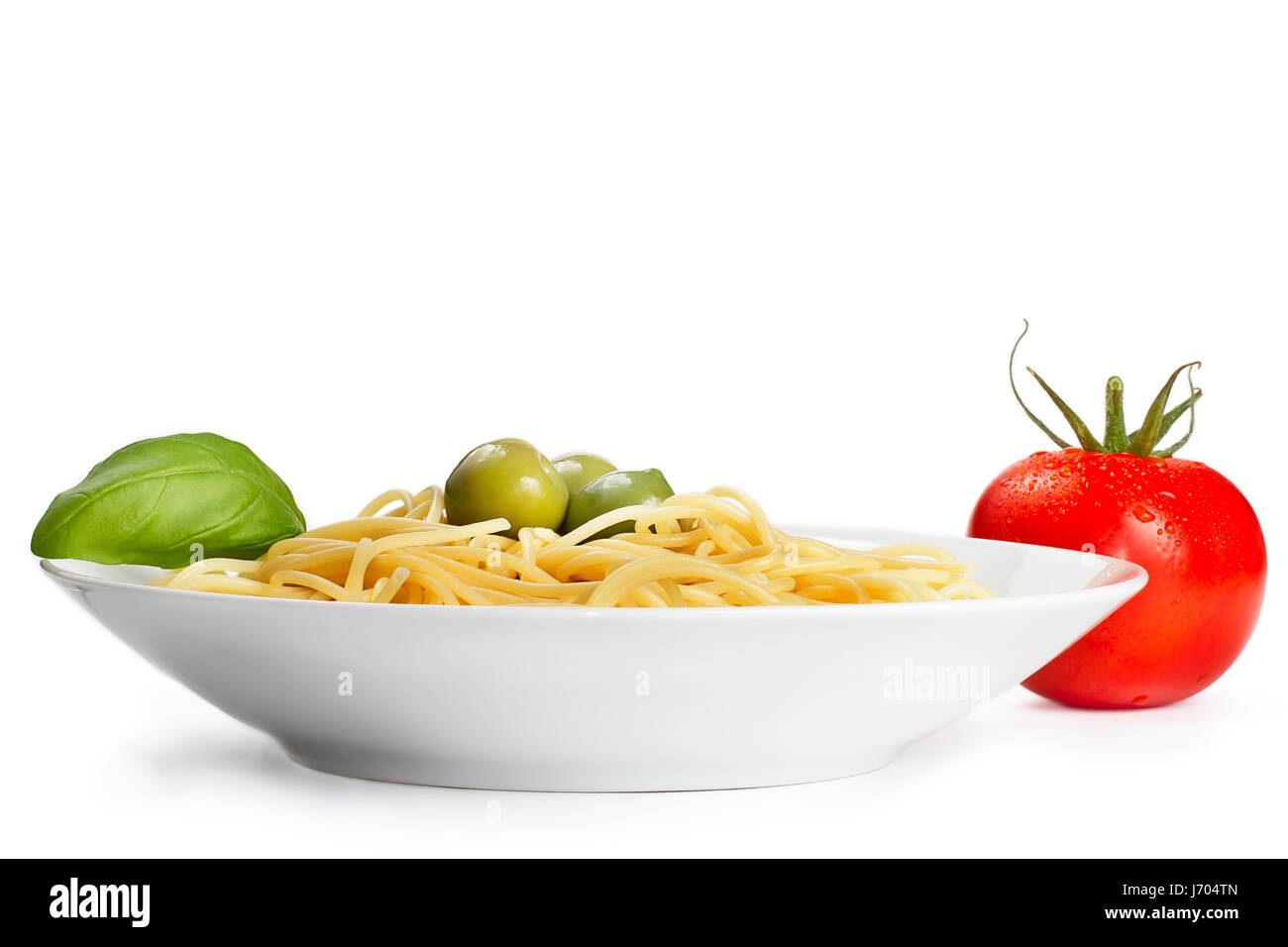 Teller mit Spaghetti Tomate Basilikum Olivenöl Stockfoto