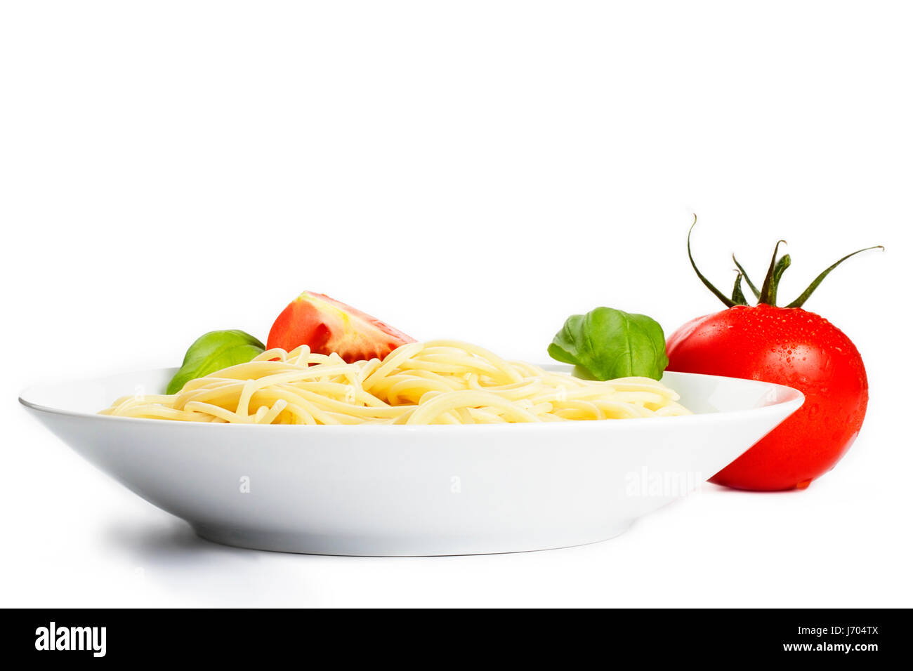 grüne Platte Teig Nudeln Basilikum Spaghetti rote Tomate Restaurant essen Nahrungsmittel Stockfoto