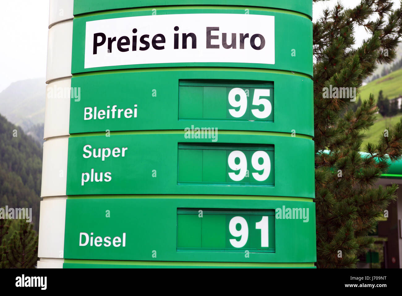 Alpen der Schweiz Graubünden plus Diesel Benzin Preis billig günstig  erschwinglich Stockfotografie - Alamy